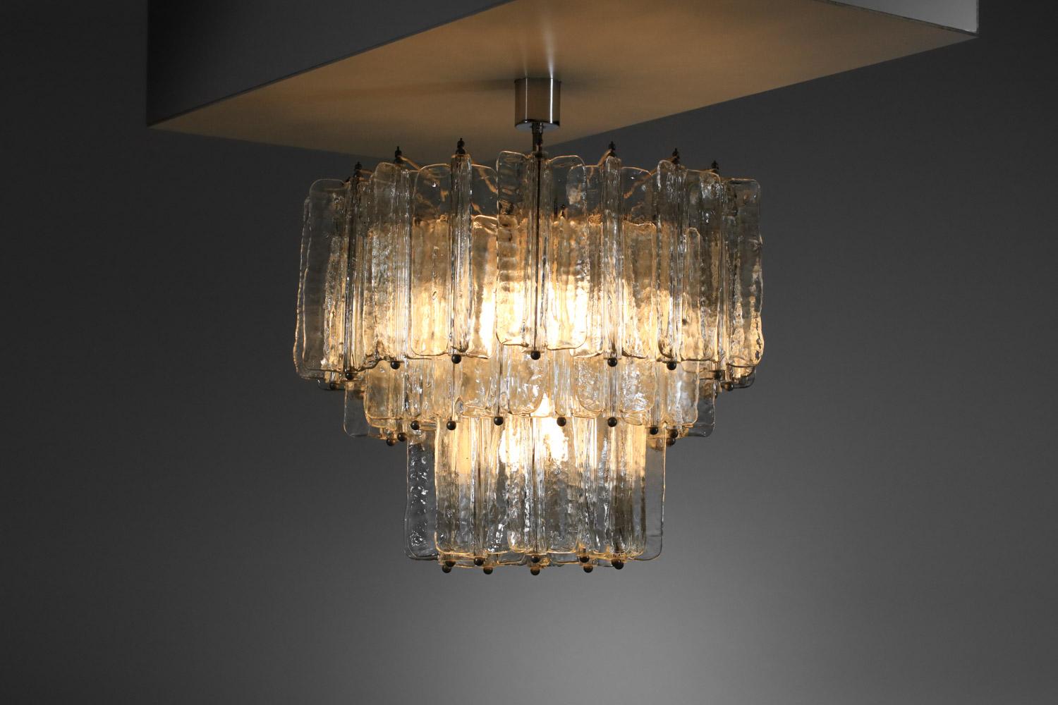 Large chandelier from the 60s by the Italian manufacturer Venini. Structure in lacquered metal (original paint). Large, thick, transparent Murano glass pendants. Sober, elegant design. Very fine vintage condition, with slight traces of age and use,