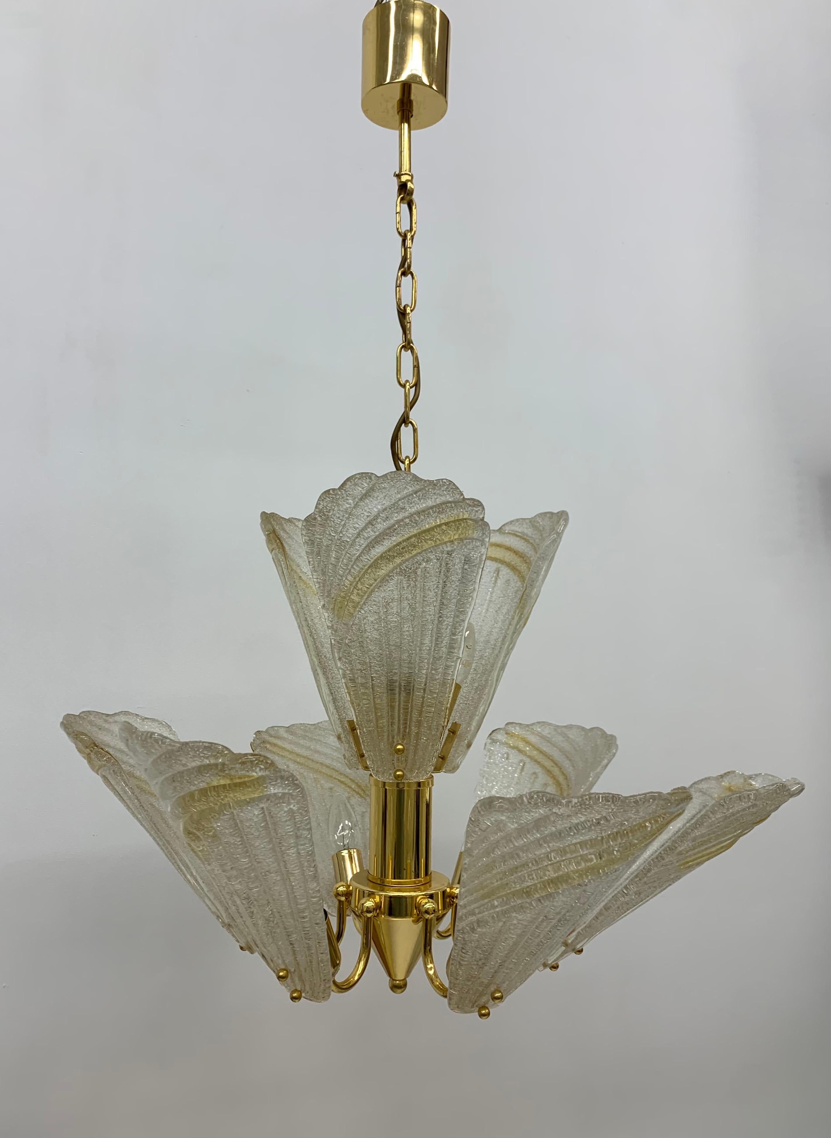Large Italian murano glass chandelier hollywood regency design, 1970s.