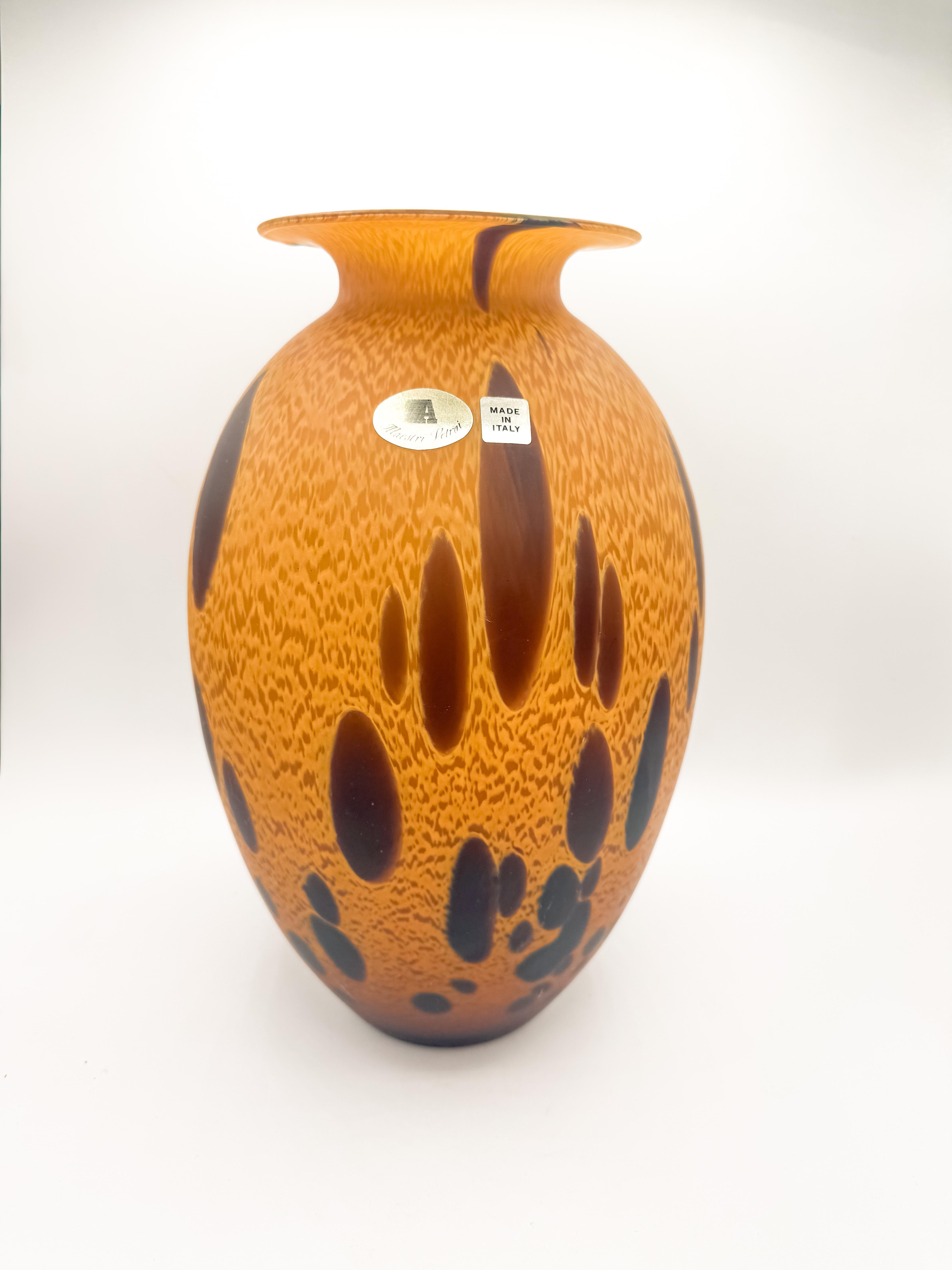 Un vase en verre de Murano du milieu du siècle, audacieux et élégant, fabriqué à la main en Italie par Maestri Vetrai. Cette grande pièce d'apparat présente un motif saisissant inspiré de l'écaille de tortue et du léopard dans de riches tons ambrés