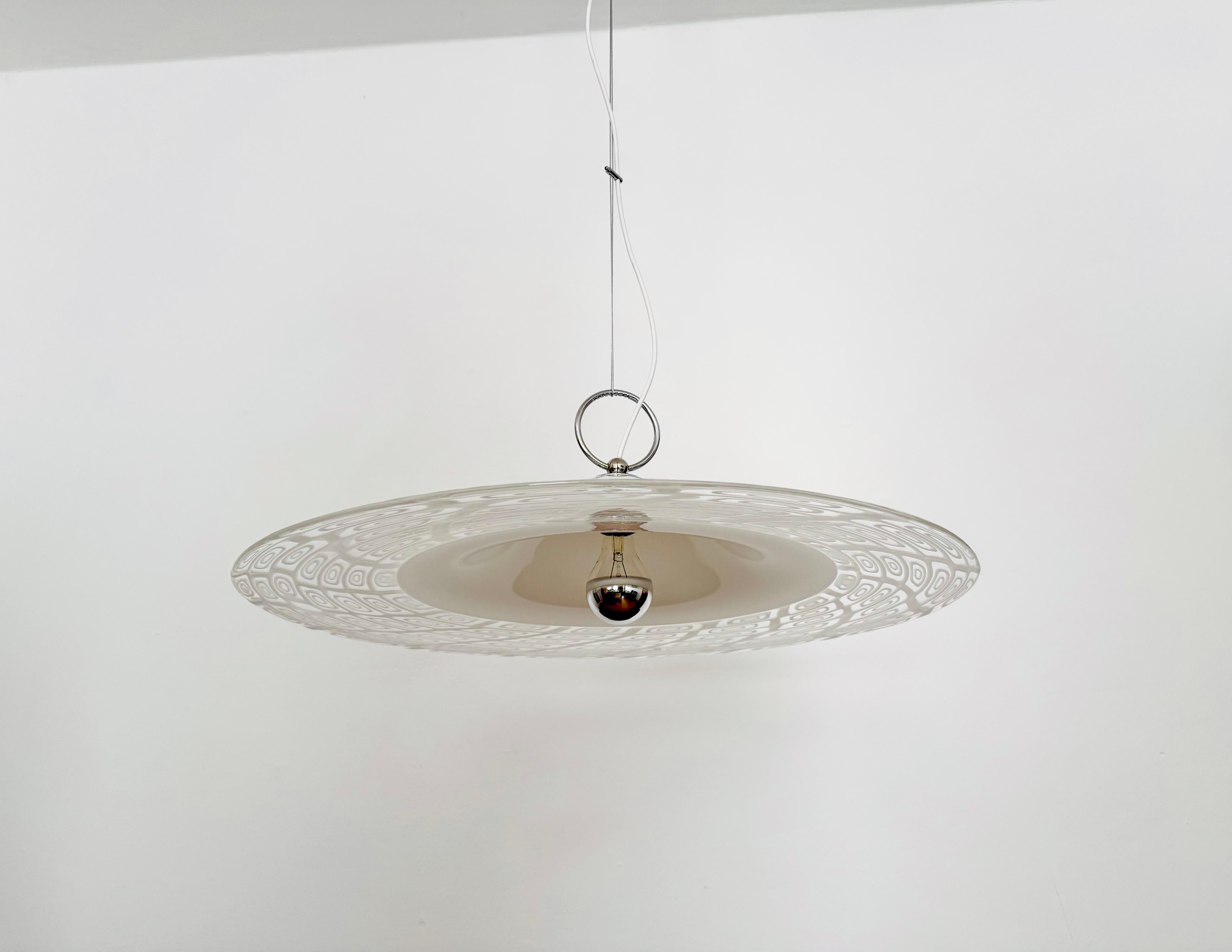 Lampada a sospensione in vetro di Murano molto bella e grande degli anni '60.
La lampada è molto nobile.
Il vetro ha un disegno particolarmente bello.
Un design fantastico e un arricchimento per ogni casa.

Condizioni:

Condizioni vintage molto