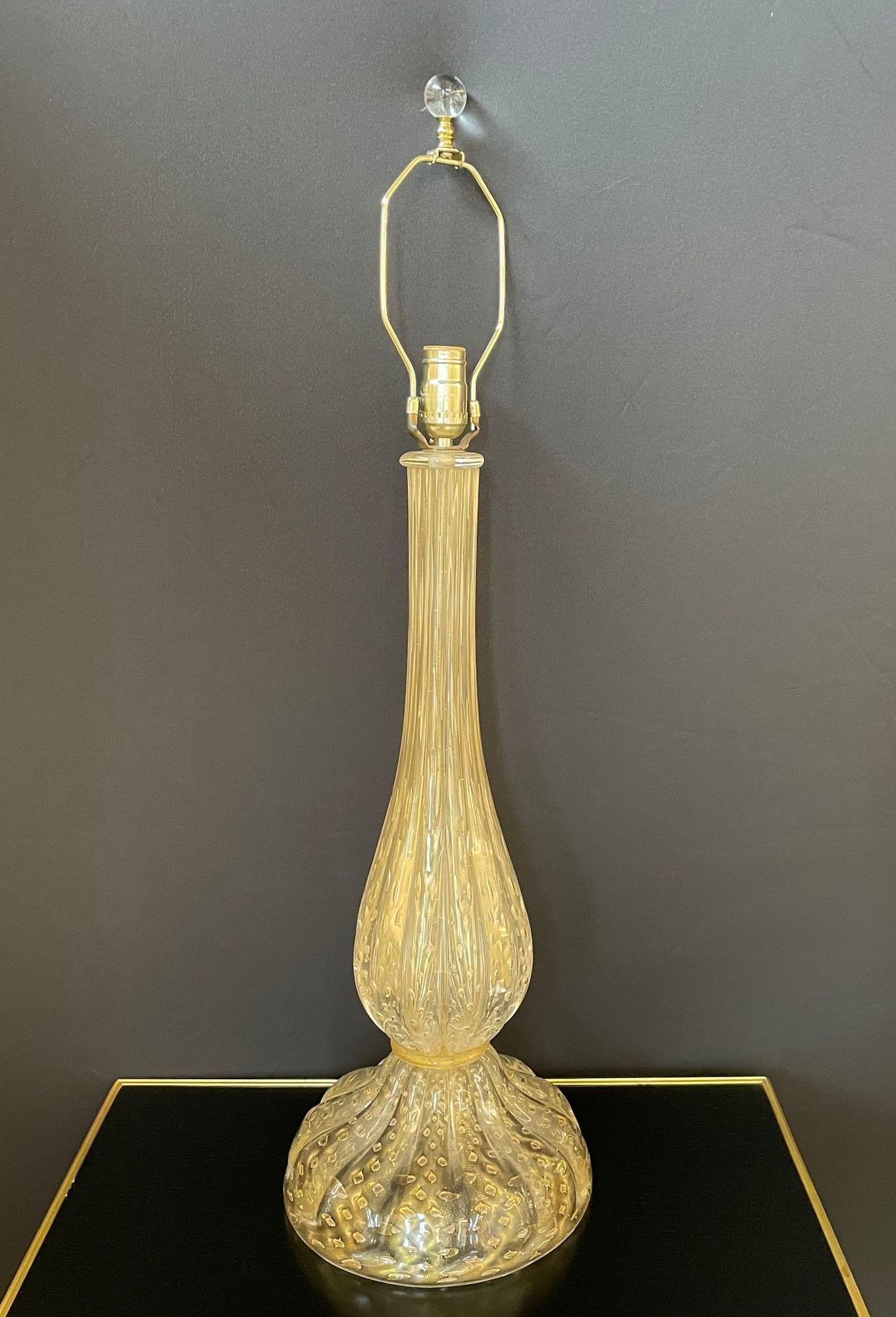 Grande lampe de bureau italienne en verre de Murano, mi-siècle moderne, style Barovier Toso
 
Lampe de table en verre de Murano soufflé à la main, à l'intérieur moucheté et à l'extérieur texturé.
 
Verre de Murano
Italie, années 1940
 
24,5