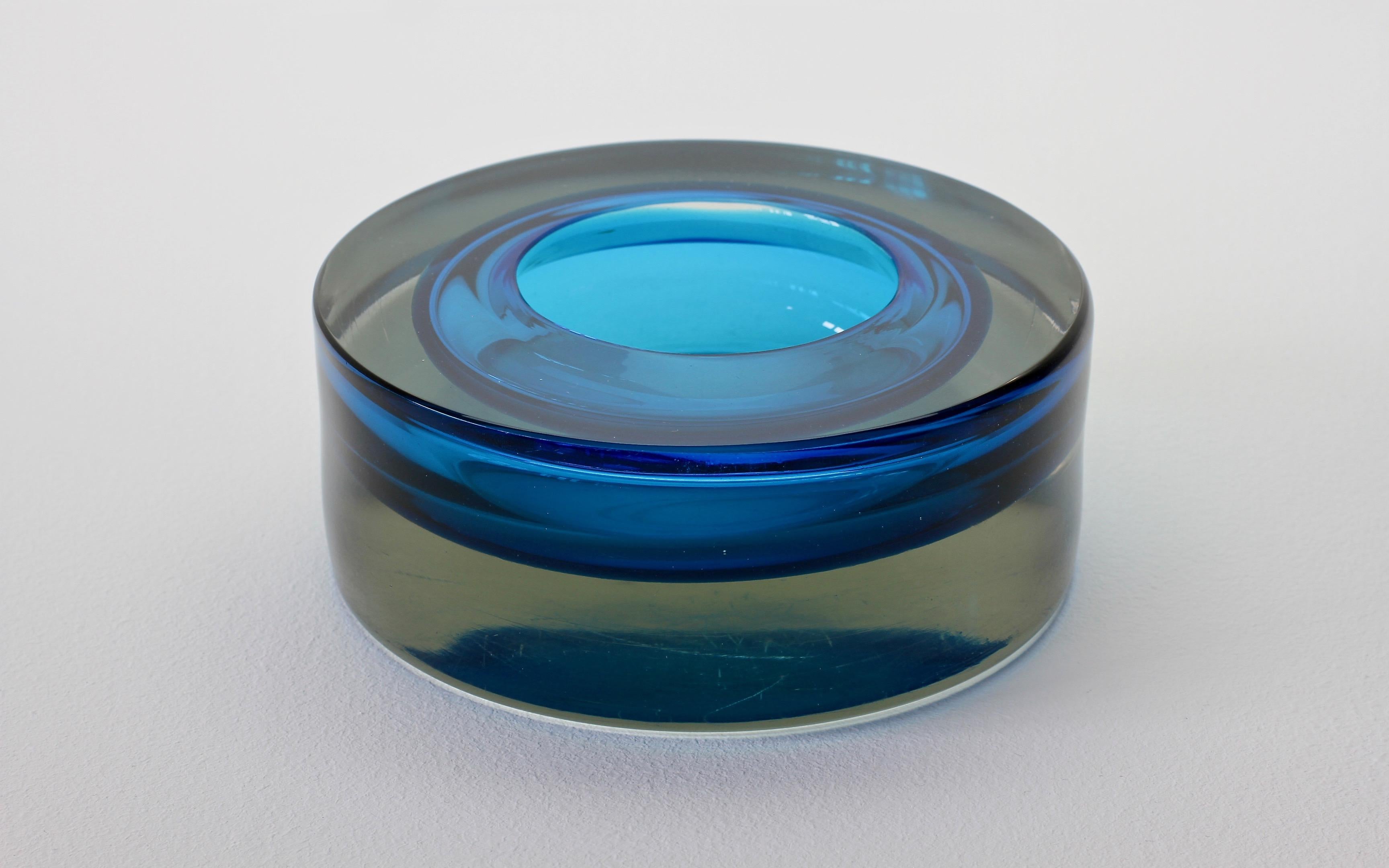 A large heavy vintage Italian Murano glass bowl or ashtray circa 1965-1975. Utilizing the Sommerso technique this large, heavy piece of glass features blue and dark grey 'smoked' toned glass to create a stunning centre piece which captures the light