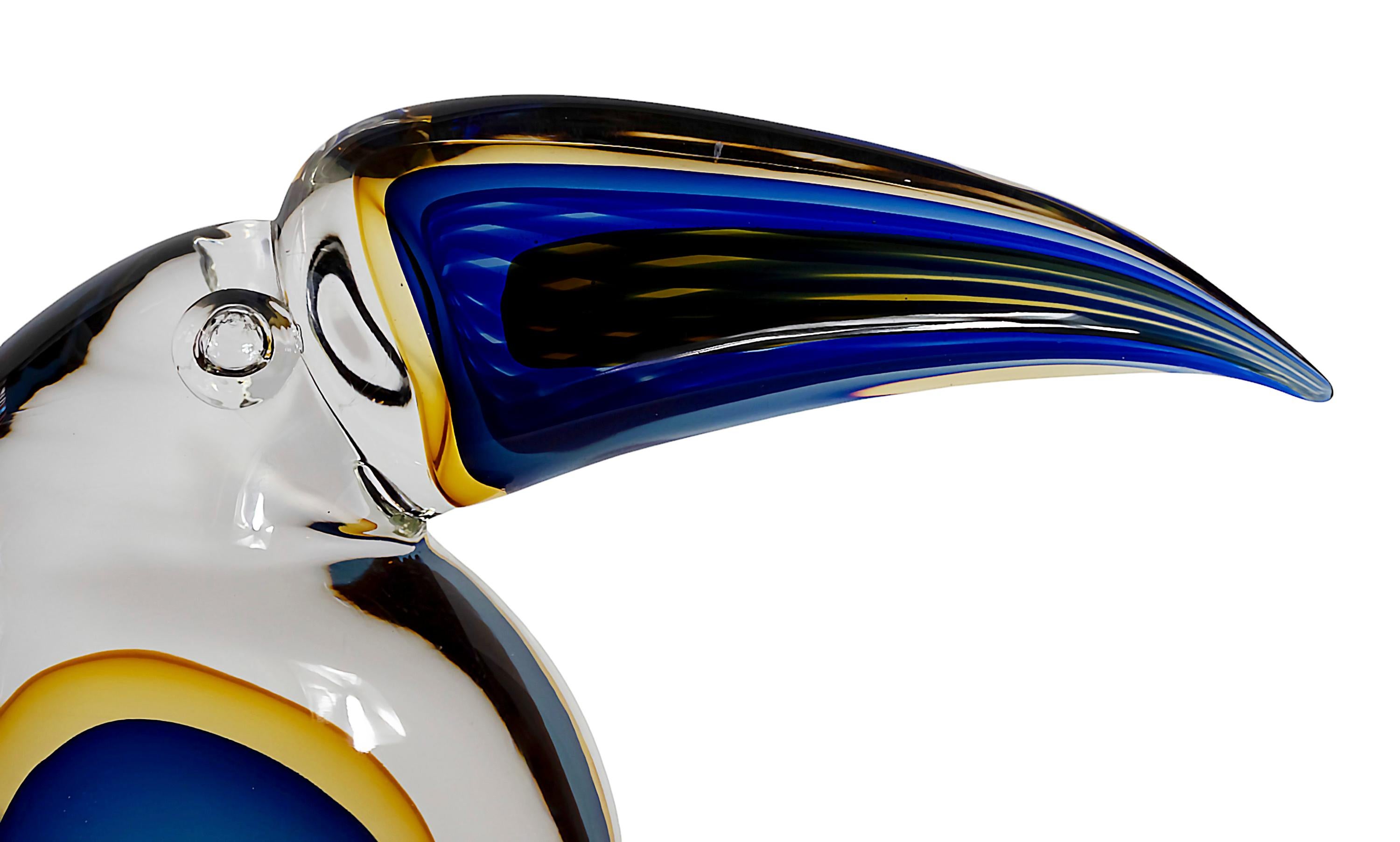 Grand vintage italien Sommerso fait à la main sculpture décorative oiseau en couches multicolores en verre de Murano. Le verre est très massif et épais et se présente sous la forme d'une combinaison de couleurs claires, bleues et jaunes.
Poids : 14