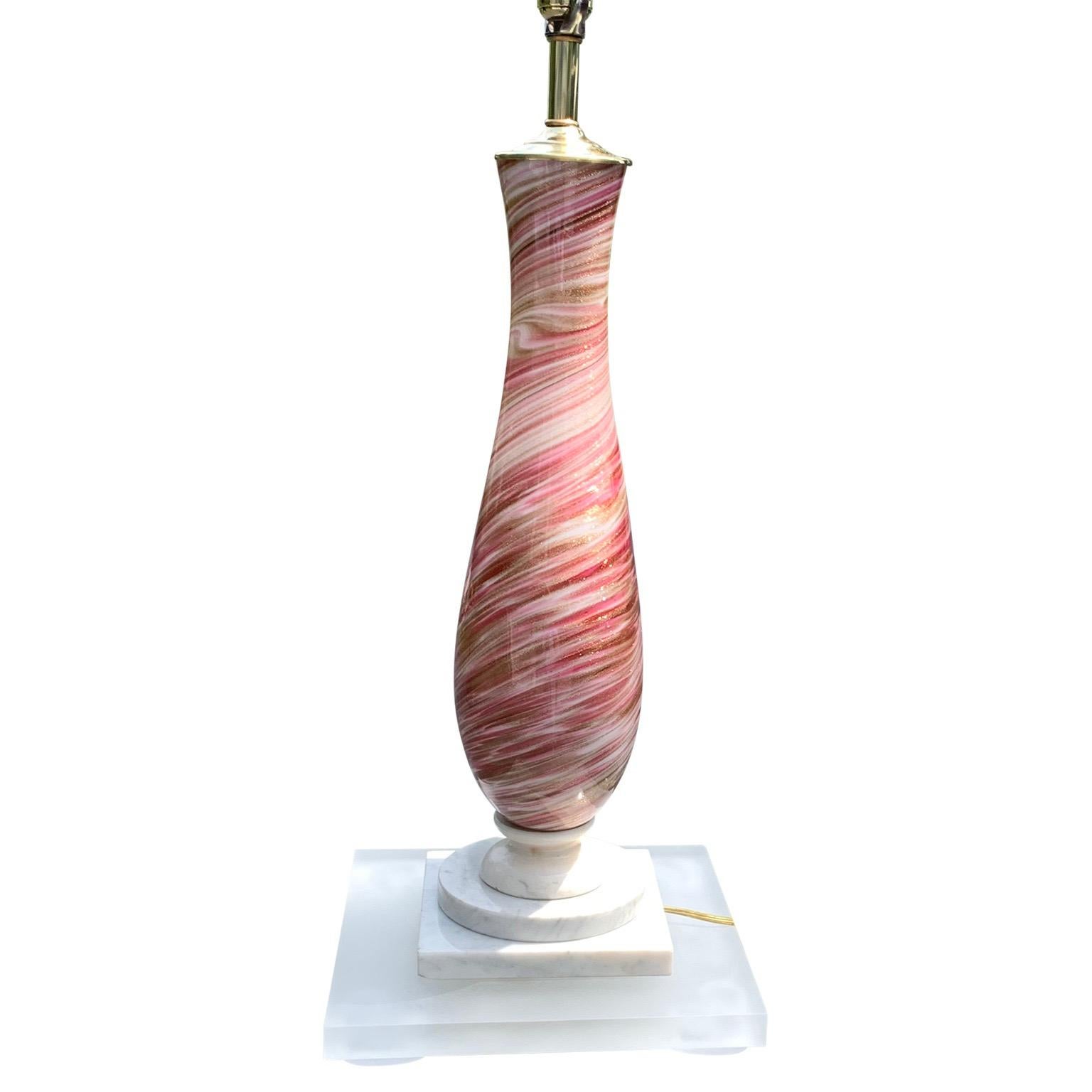 Große italienische Murano-Tischlampe auf Marmor und mattiertem Lucite-Sockel in Rosa und Gold (Moderne der Mitte des Jahrhunderts) im Angebot