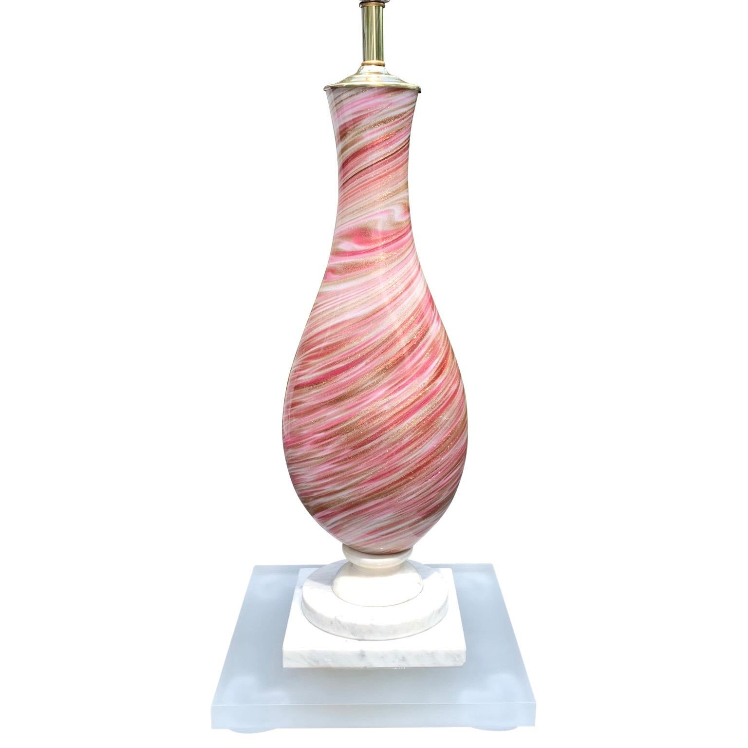 Große italienische Murano-Tischlampe auf Marmor und mattiertem Lucite-Sockel in Rosa und Gold (Handgefertigt) im Angebot