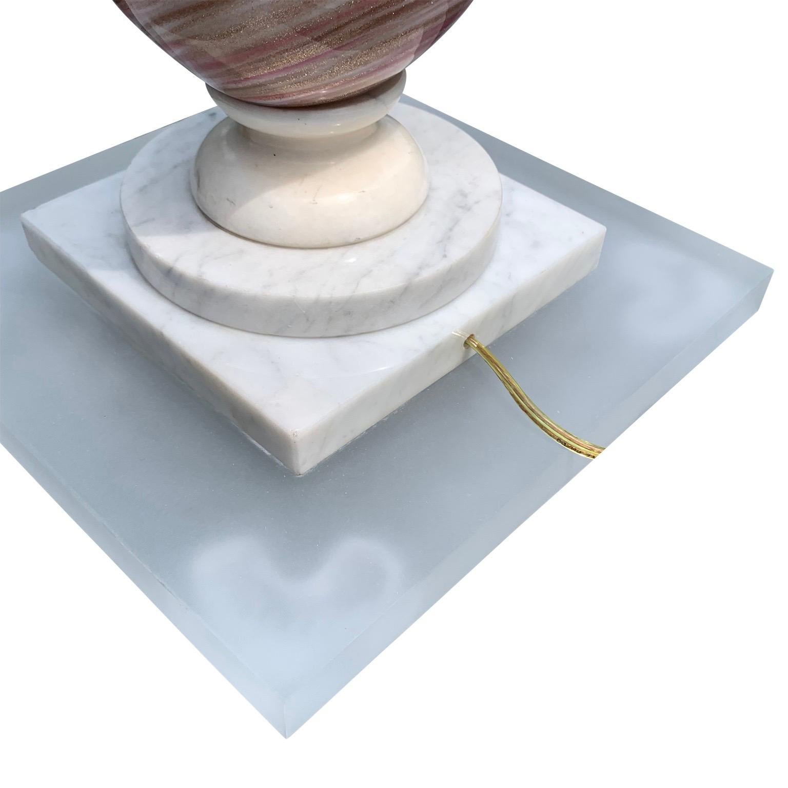 Große italienische Murano-Tischlampe auf Marmor und mattiertem Lucite-Sockel in Rosa und Gold im Zustand „Gut“ im Angebot in Haddonfield, NJ