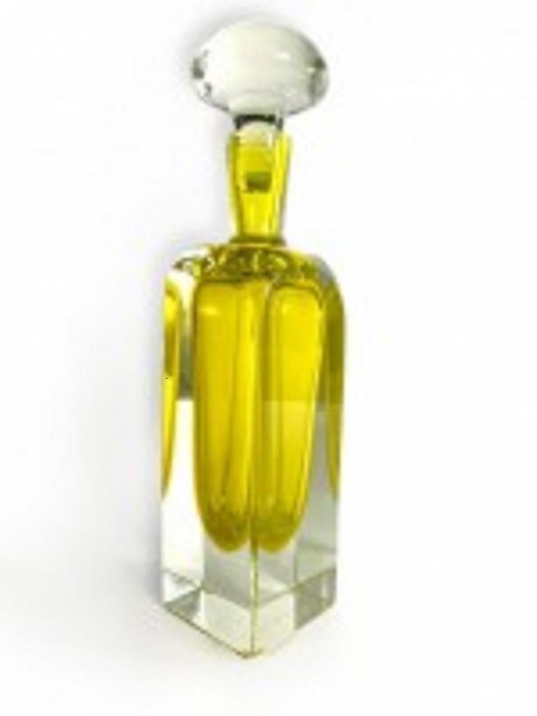 Grande carafe italienne du milieu du siècle en verre jaune de Murano de forme carrée avec bouchon boule en verre transparent.
