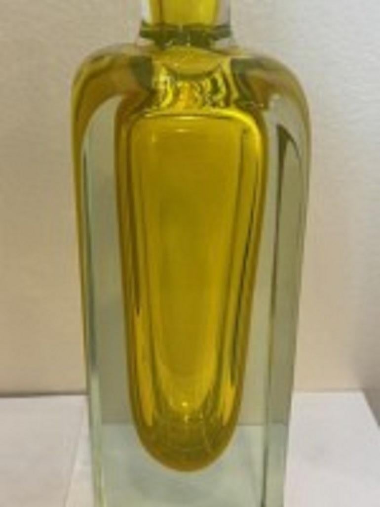 Mid-Century Modern Grande carafe italienne en verre jaune de Murano en vente