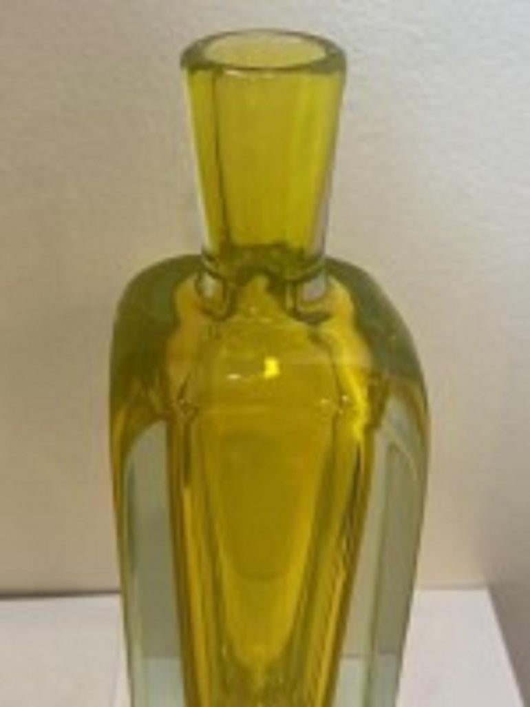 Fait main Grande carafe italienne en verre jaune de Murano en vente