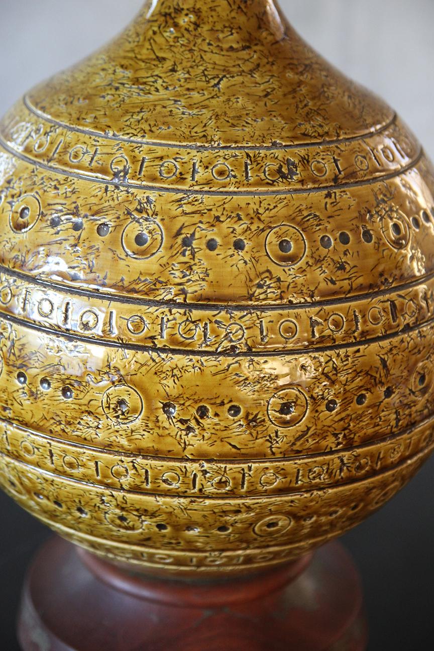 Grandes lampes étonnantes en céramique moutarde avec des rangées de motifs gravés, fabriquées par Aldo Londi pour Bitossi. Lampe de forme tonneau jetée à la main, décorée d'un motif de clé imprimé et de la glaçure 