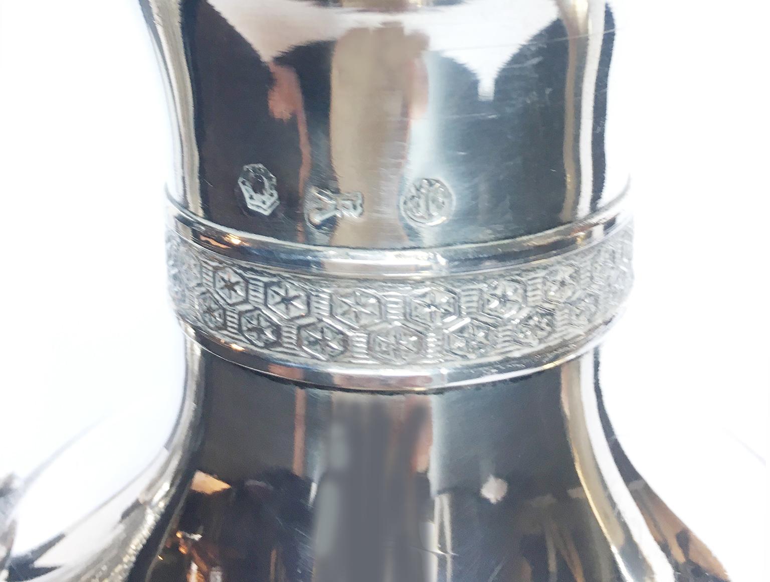 Gran cafetera italiana neoclásica de plata de ley, Milán, circa 1830 principios del siglo XIX en venta