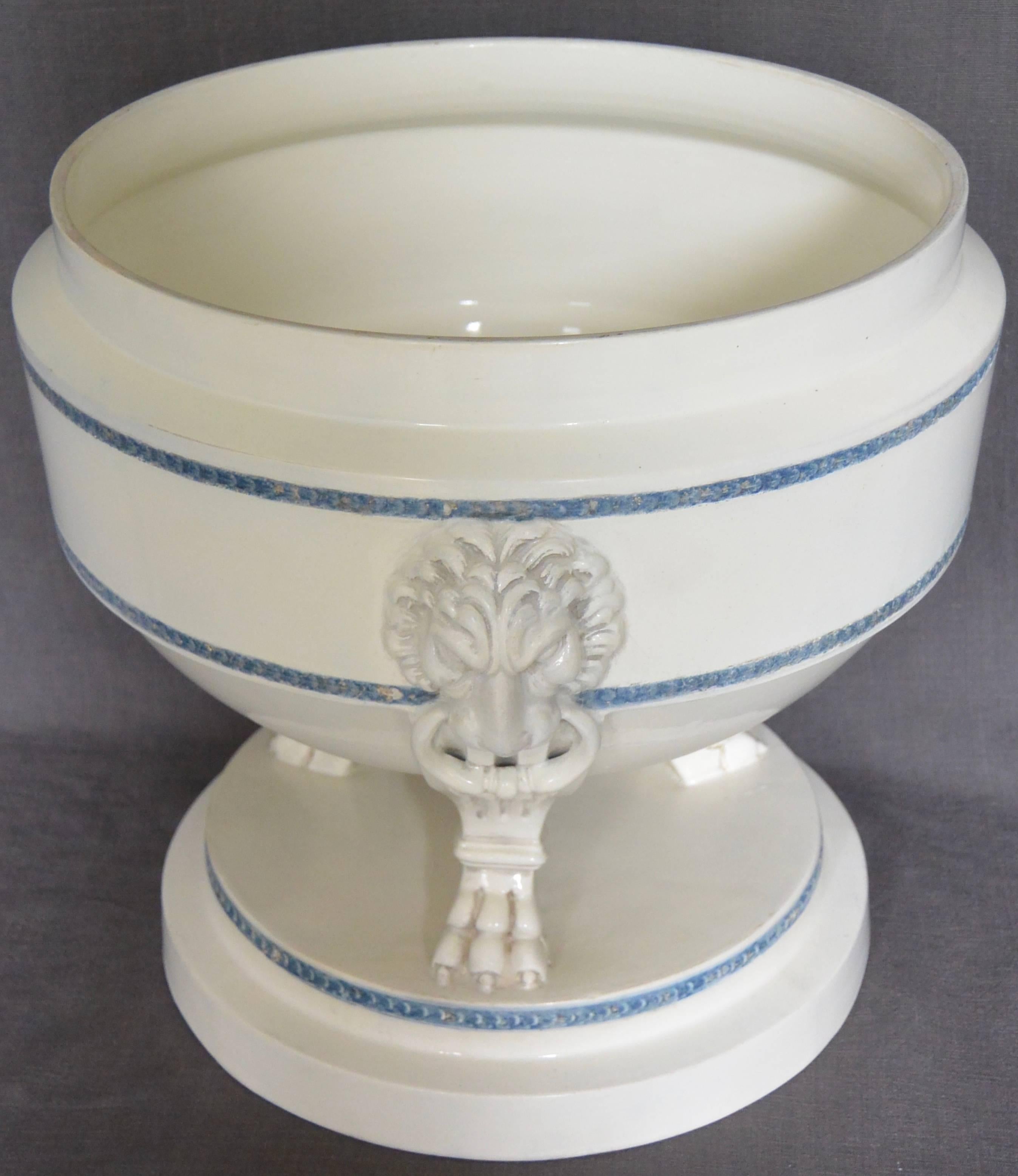 Large Neoclassical Creamware Tureen In Good Condition For Sale In New York, NY