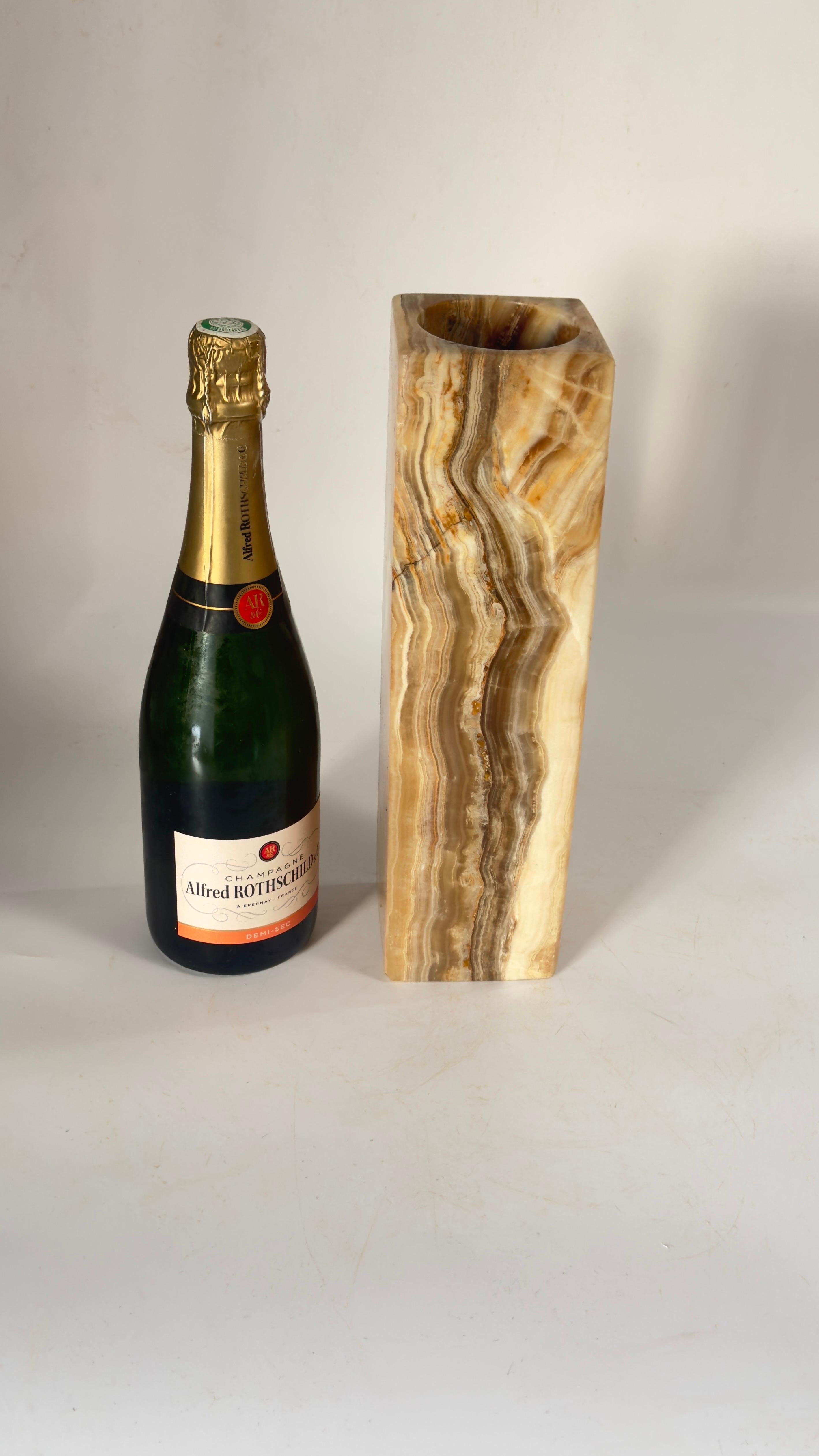 
Questo squisito vaso italiano degli anni '60 è realizzato in onice naturale e mette in mostra l'eleganza e la maestria senza tempo del design di metà secolo. La sua forma quadrata e la tonalità beige lo rendono un pezzo versatile, decorativo e