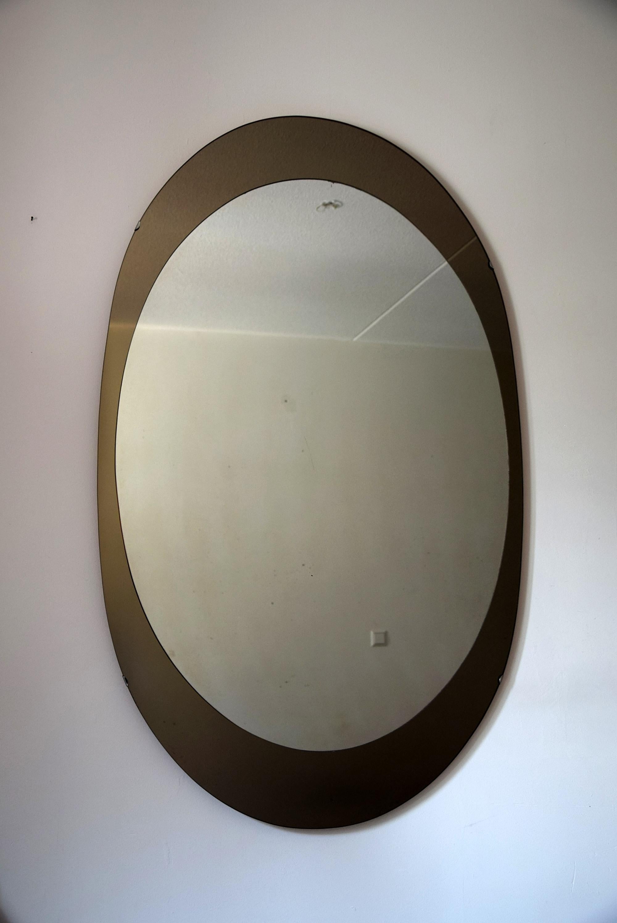 Milieu du XXe siècle Grand miroir ovale italien moderne du milieu du siècle dernier par Cristal Arte en vente