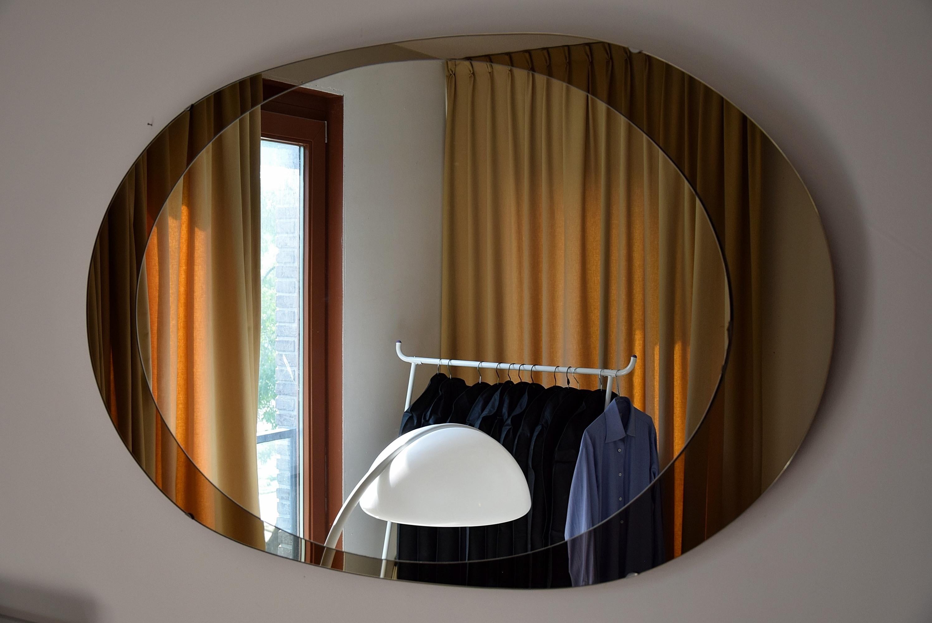 Verre Grand miroir ovale italien moderne du milieu du siècle dernier par Cristal Arte en vente
