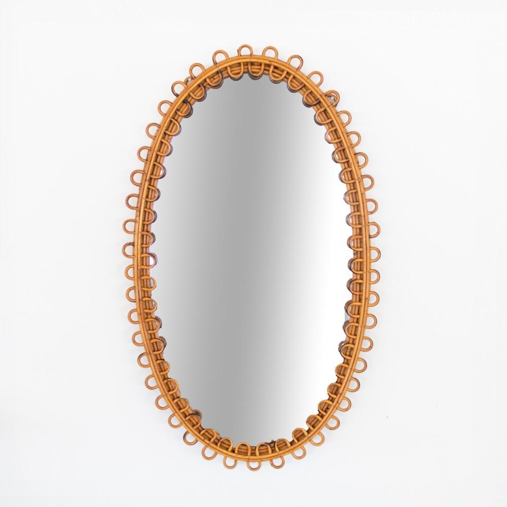 Grand miroir italien en rotin de forme ovale avec des boucles de rotin entourant le miroir. Bel état vintage avec finition et miroir d'origine. Parfait pour une salle d'eau.