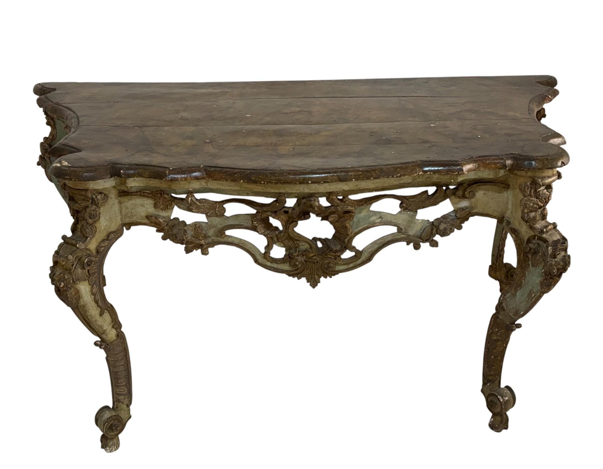 Großer italienischer Palast-Konsolentisch,
Lackierte Holzplatte mit Kunstmarmordekor, lackierter und vergoldeter Sockel und Rocailles,
Provenienz: Axel Vervoort,
Mitte des 18. Jahrhunderts, Italien
Circa 1750.
Höhe 96 cm
Breite 2 m
Tiefe 103 cm
