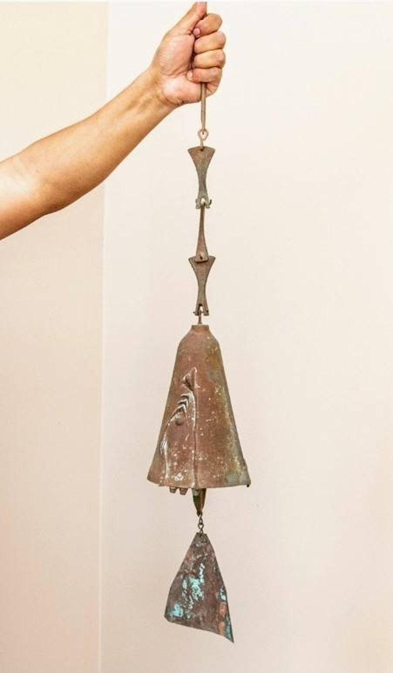 A large and heavy patinated bronze style windbell sculpture by Paolo Soleri (Italy, later America; 1919-2014). 

Beautiful, substantial Mid-Century Post Modern Brutalist style wind chime bell, original kite, visually striking verdigris patina.