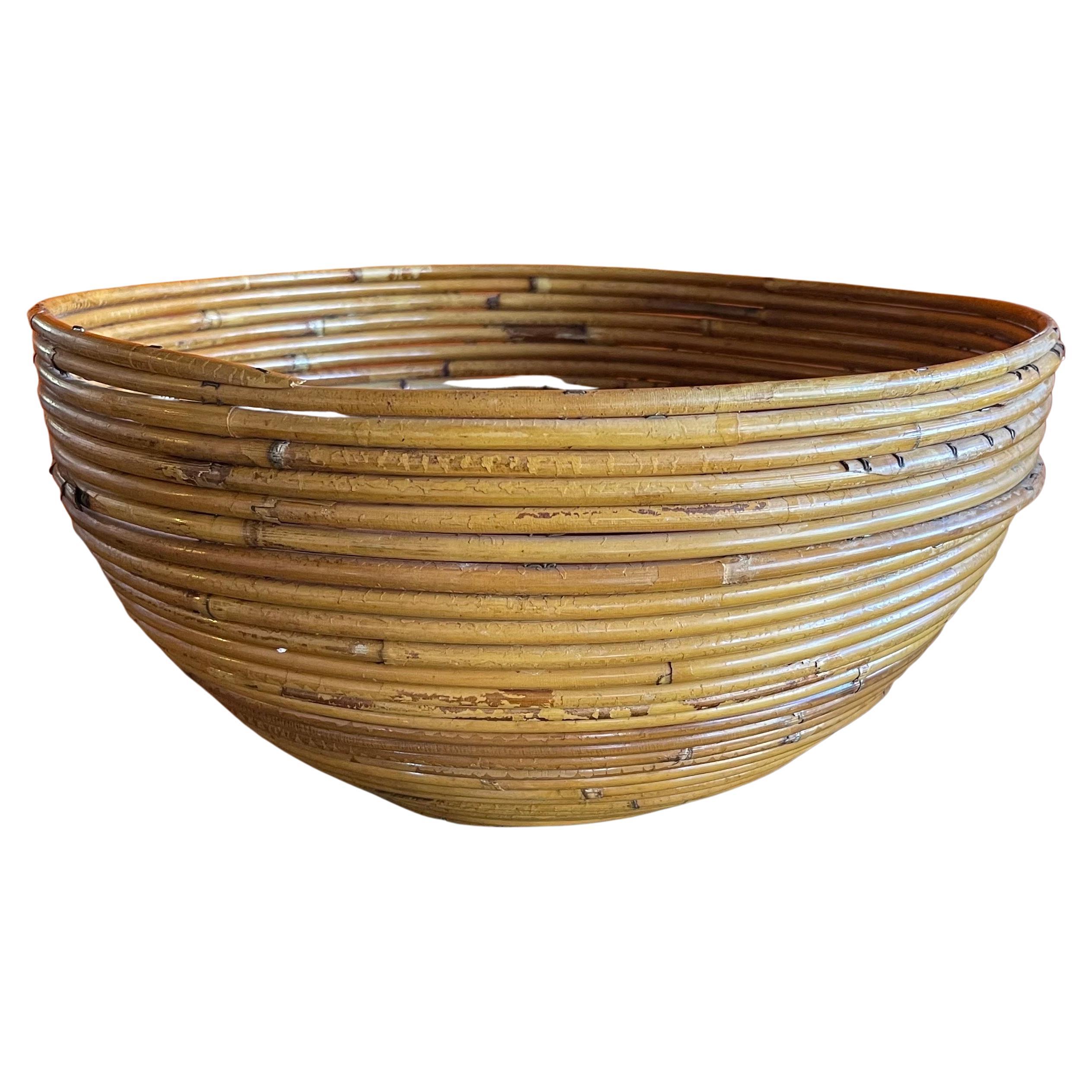 Large Italian pencil reed bamboo basket bowl / planter with plastic liner, circa 1970s. The bowl is in very good vintage condition and measures 14.5