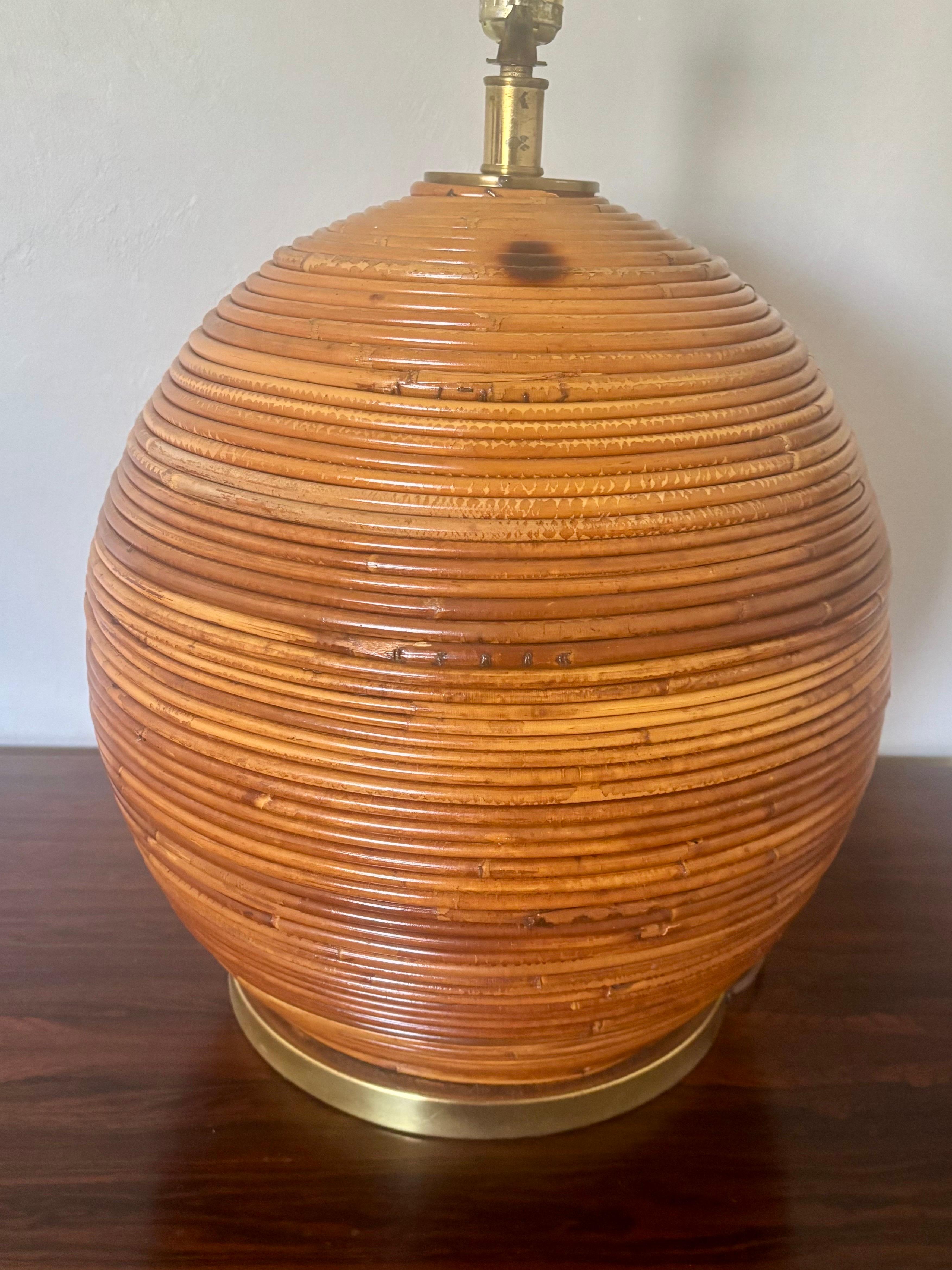 Grande lampe de table Reed en forme de crayon. Attribué à Vivai Del Sud. 

Italien, années 1970. 

Magnifique sphère sculpturale fabriquée entièrement à partir de crayons Reed. Attire l'œil par son mouvement vif. 

Base en laiton. 

Vendu sans