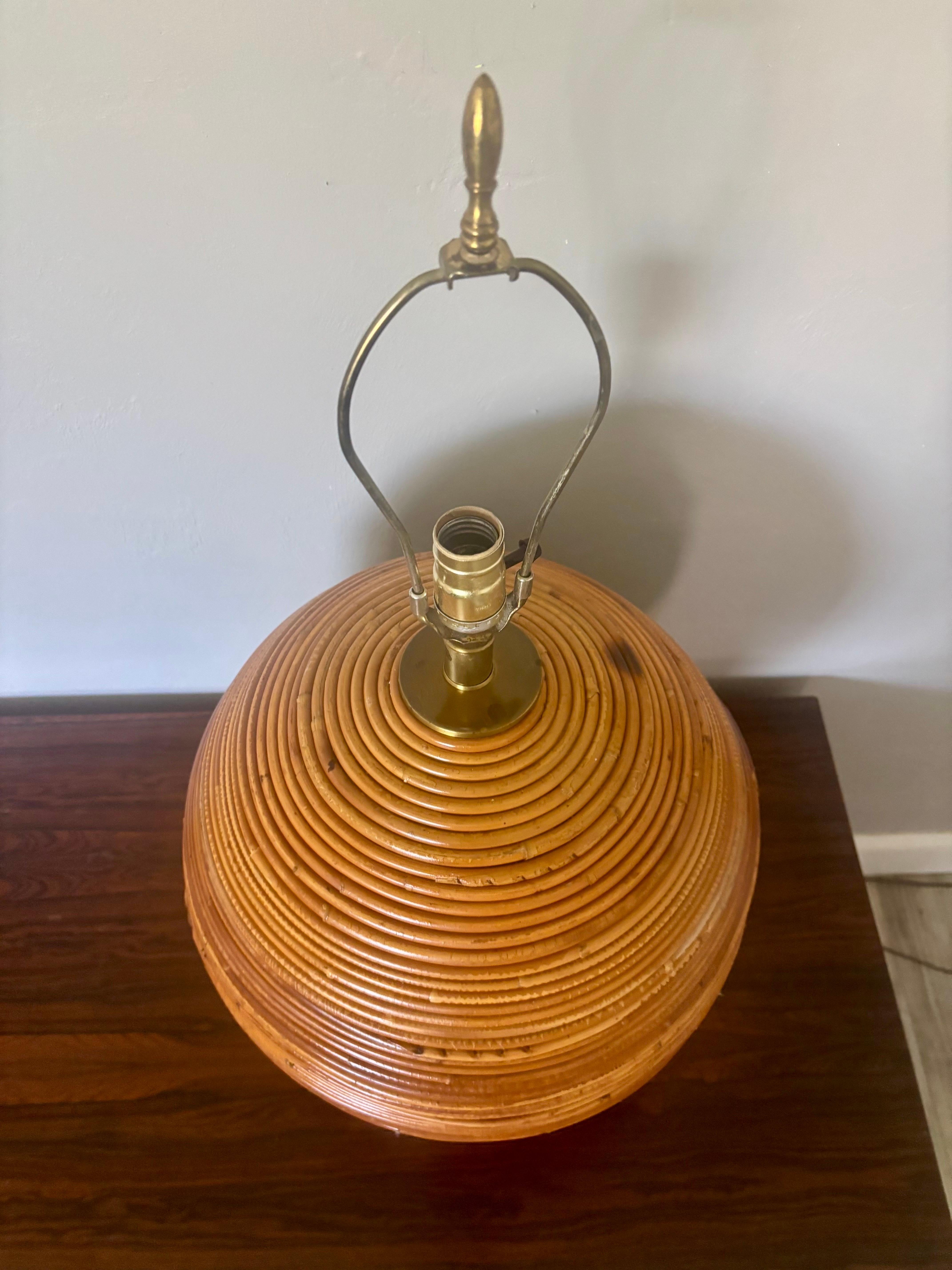 20ième siècle Grande lampe italienne en roseau au crayon attribuée à Vivai del Sud en vente
