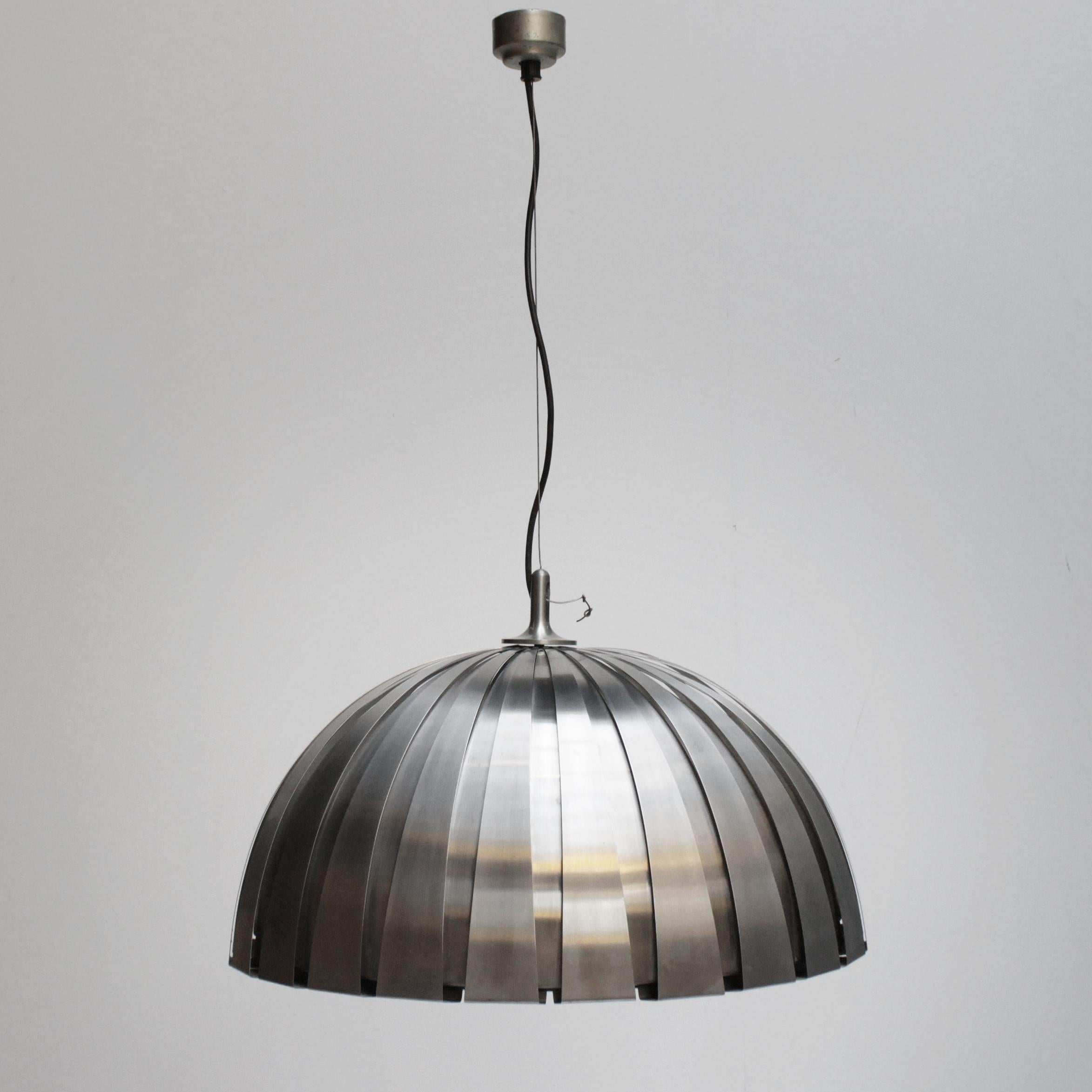 Calotta model 1749 pendant by Elio Martinelli for Martinelli Luce, in brushed stainless steel.
Dimensions: Height 12.6 in. (32 cm), diameter: 21.8 inches (55,5 cm).
Elio Martinelli (1922-2004) was trained as a set designer, but gained experience in