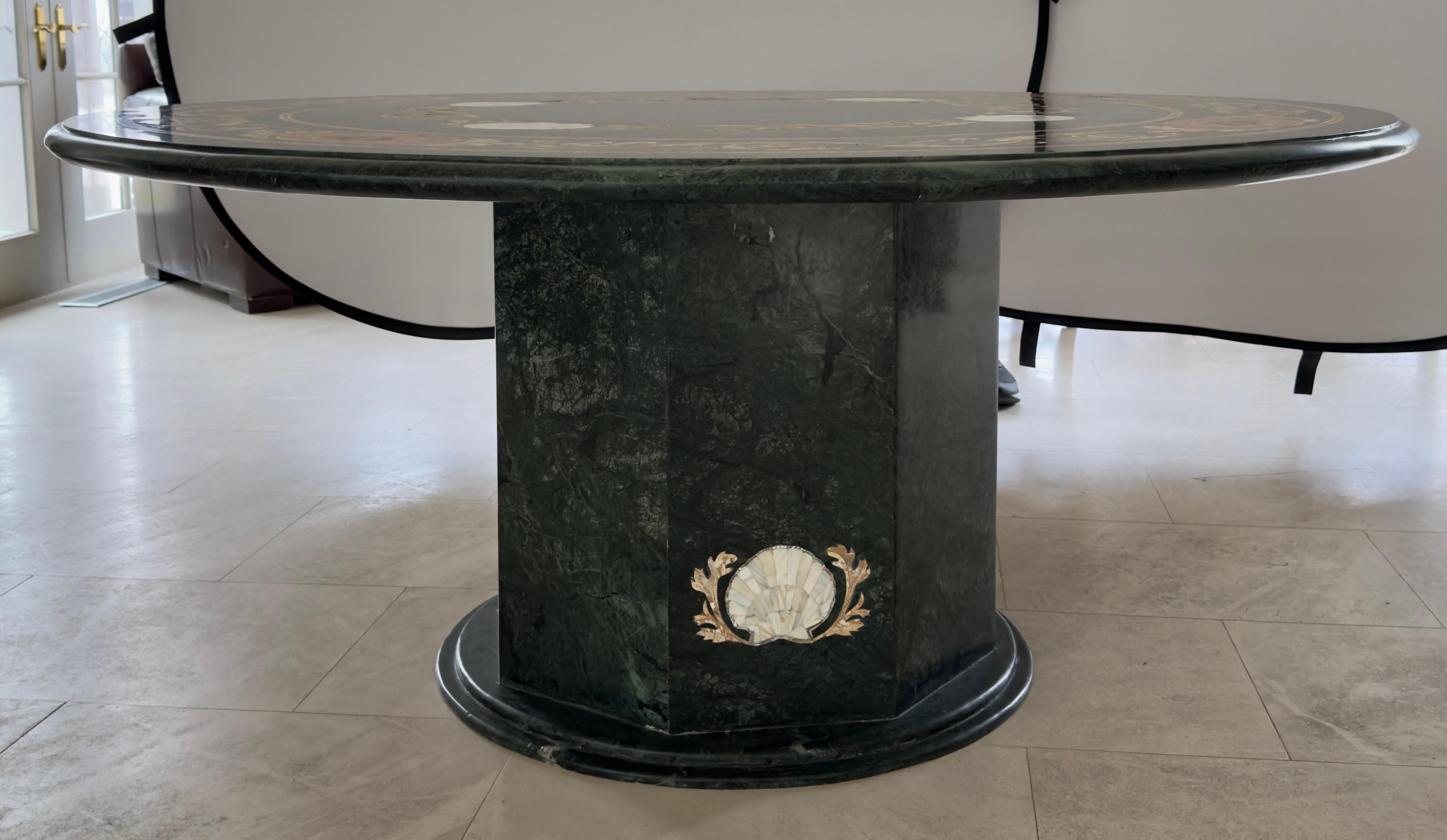 20th Century Large Italian Pietra Dura Inlaid Pedestal Center or dining Table in Green Marble For Sale