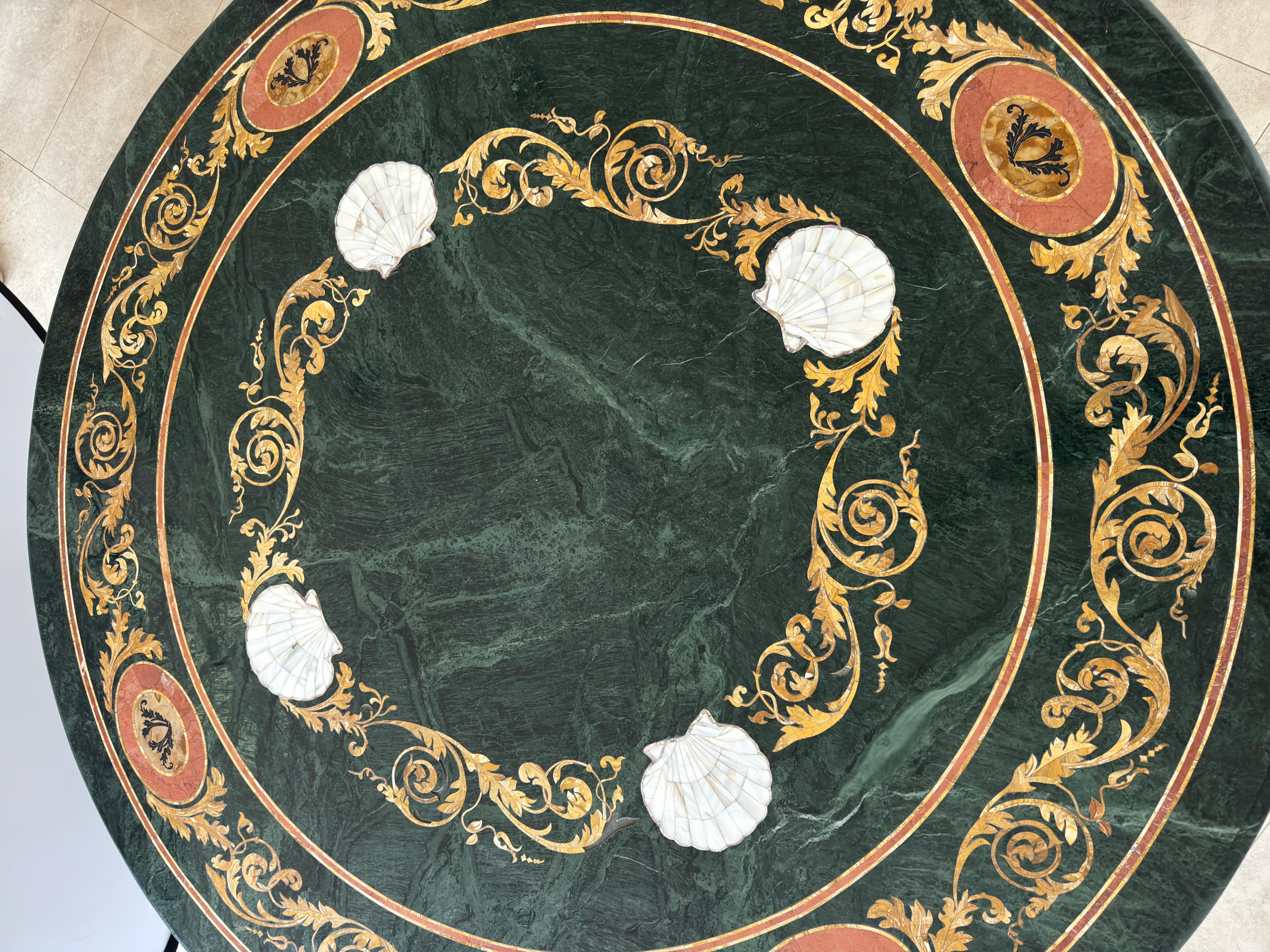 Großer italienischer Pietra Dura-Sockel mit Intarsien in der Mitte oder Esstisch aus grünem Marmor im Angebot 1