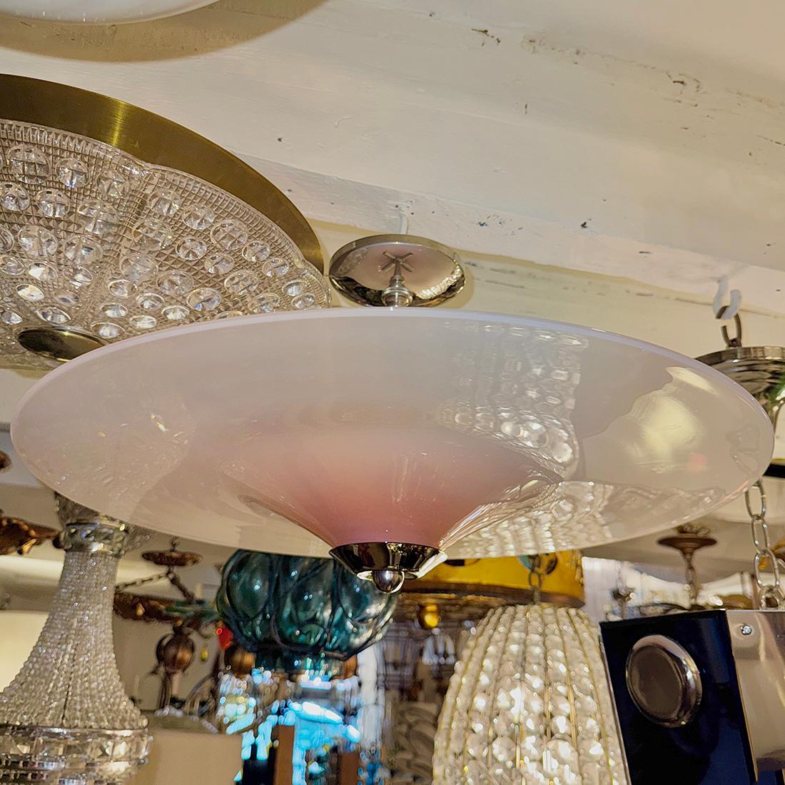 Lámpara colgante italiana de cristal rosa moldeado de la década de 1960, con cuatro luces interiores.

Medidas:
Caída: 12
Diámetro: 25