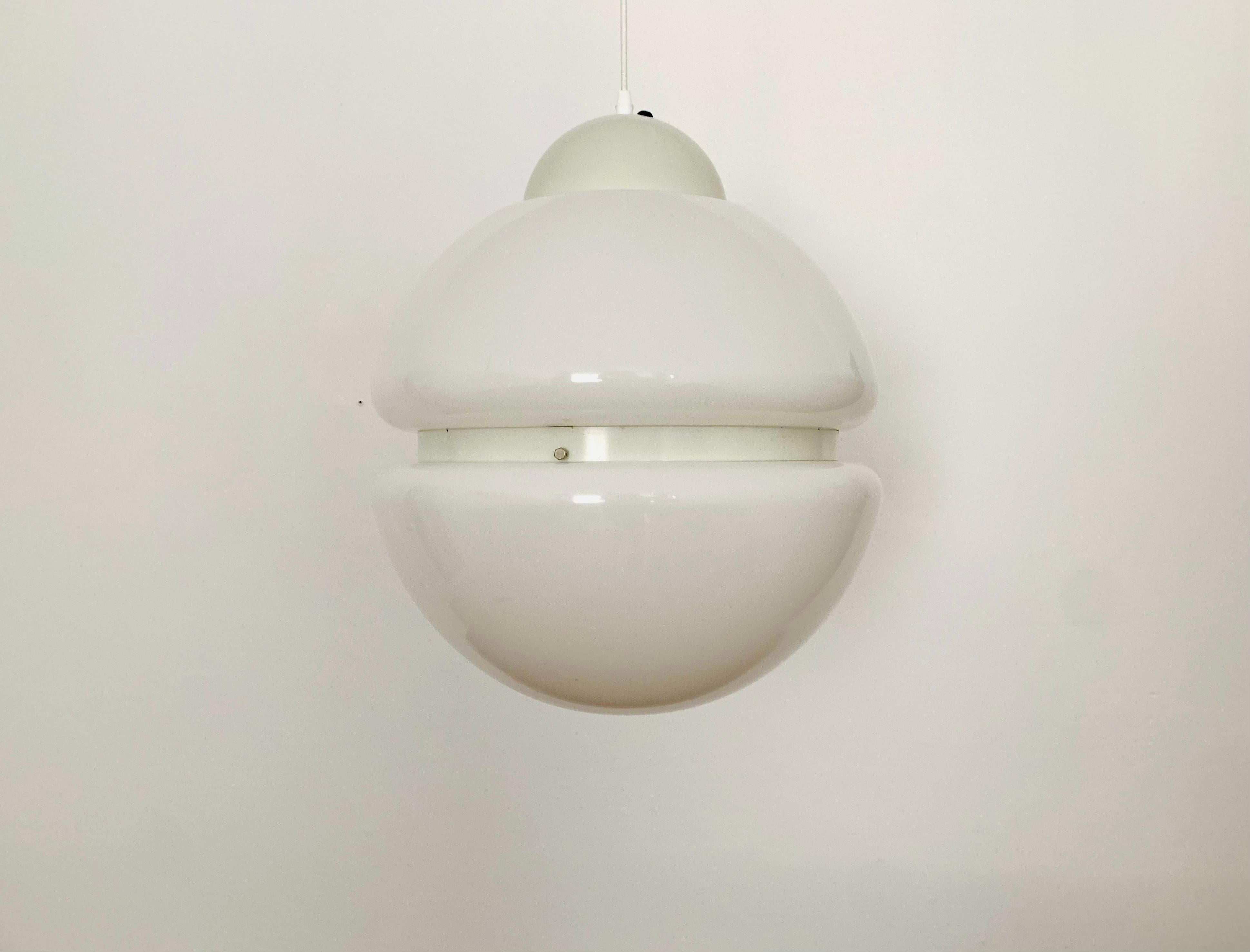 Beautiful Italian pendant lamp from the 1960s.
High-quality workmanship and extravagant design.
A warm light is created.

Condition:

Very good vintage condition with slight signs of age-related wear.
Light scratches on the plastic parts.
The metal