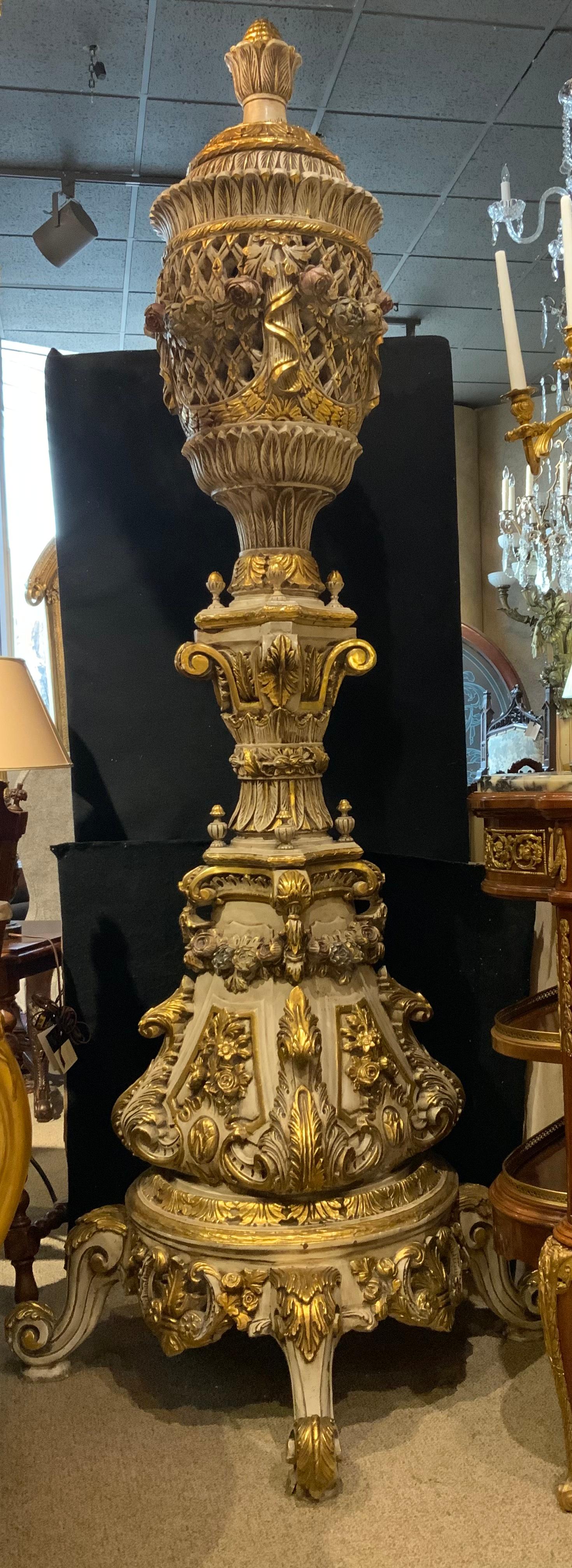 Grandes torchères italiennes polychromées sculptées en bois doré en vente 4