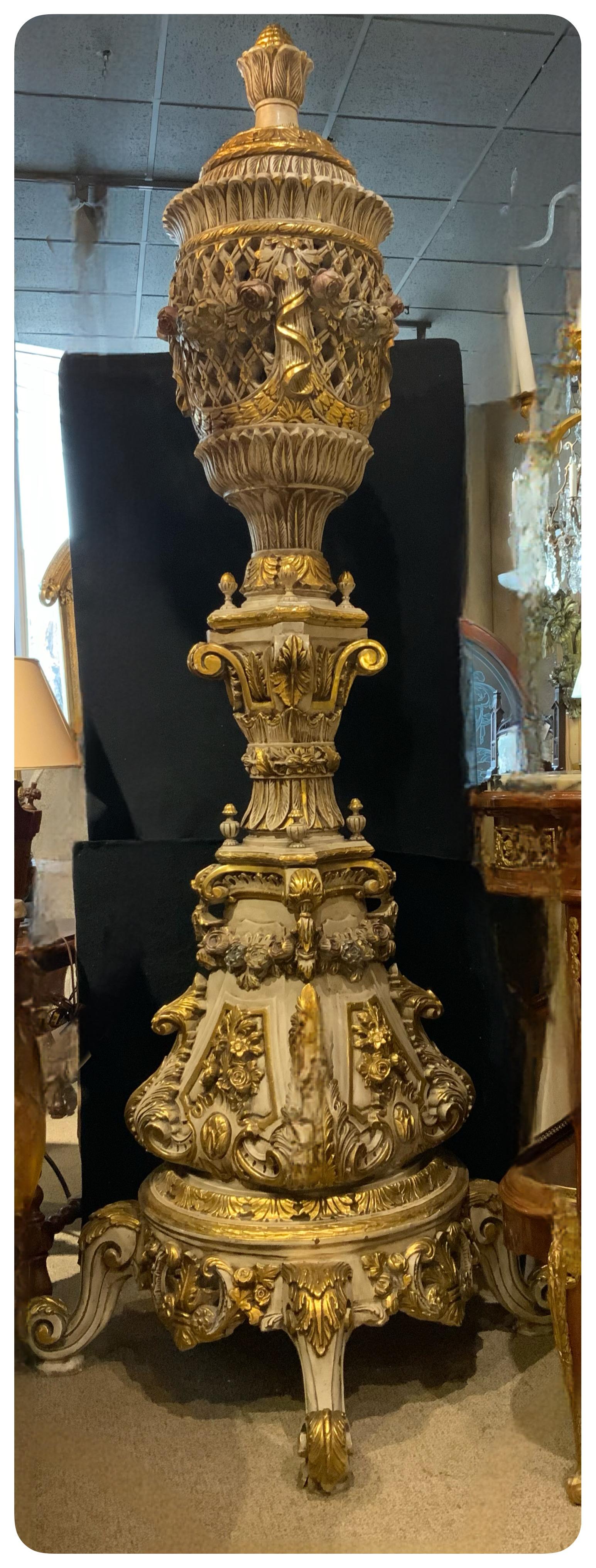 Peint à la main Grandes torchères italiennes polychromées sculptées en bois doré en vente