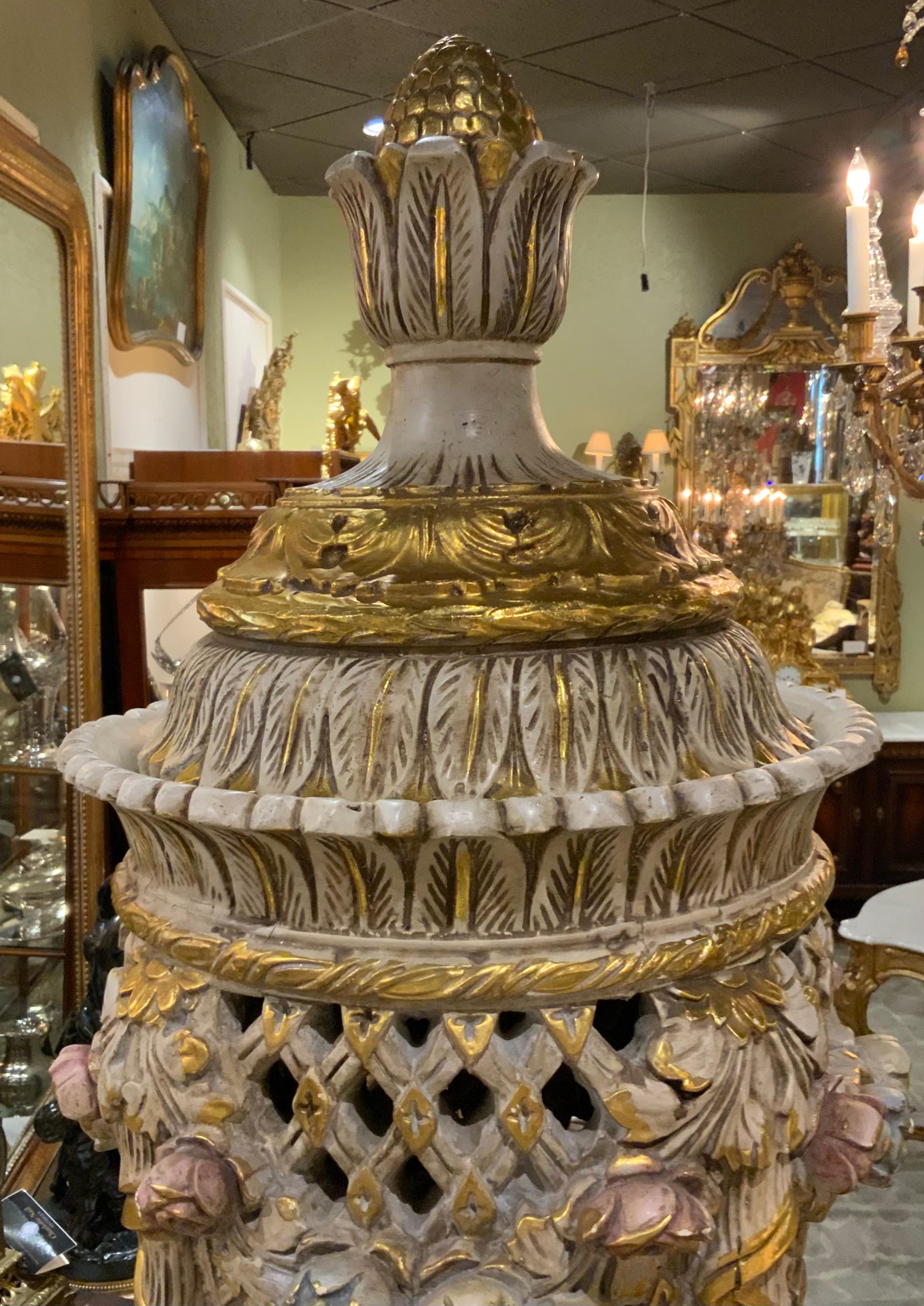 Große italienische polychrom geschnitzte Fackeln aus vergoldetem Holz (Handbemalt)