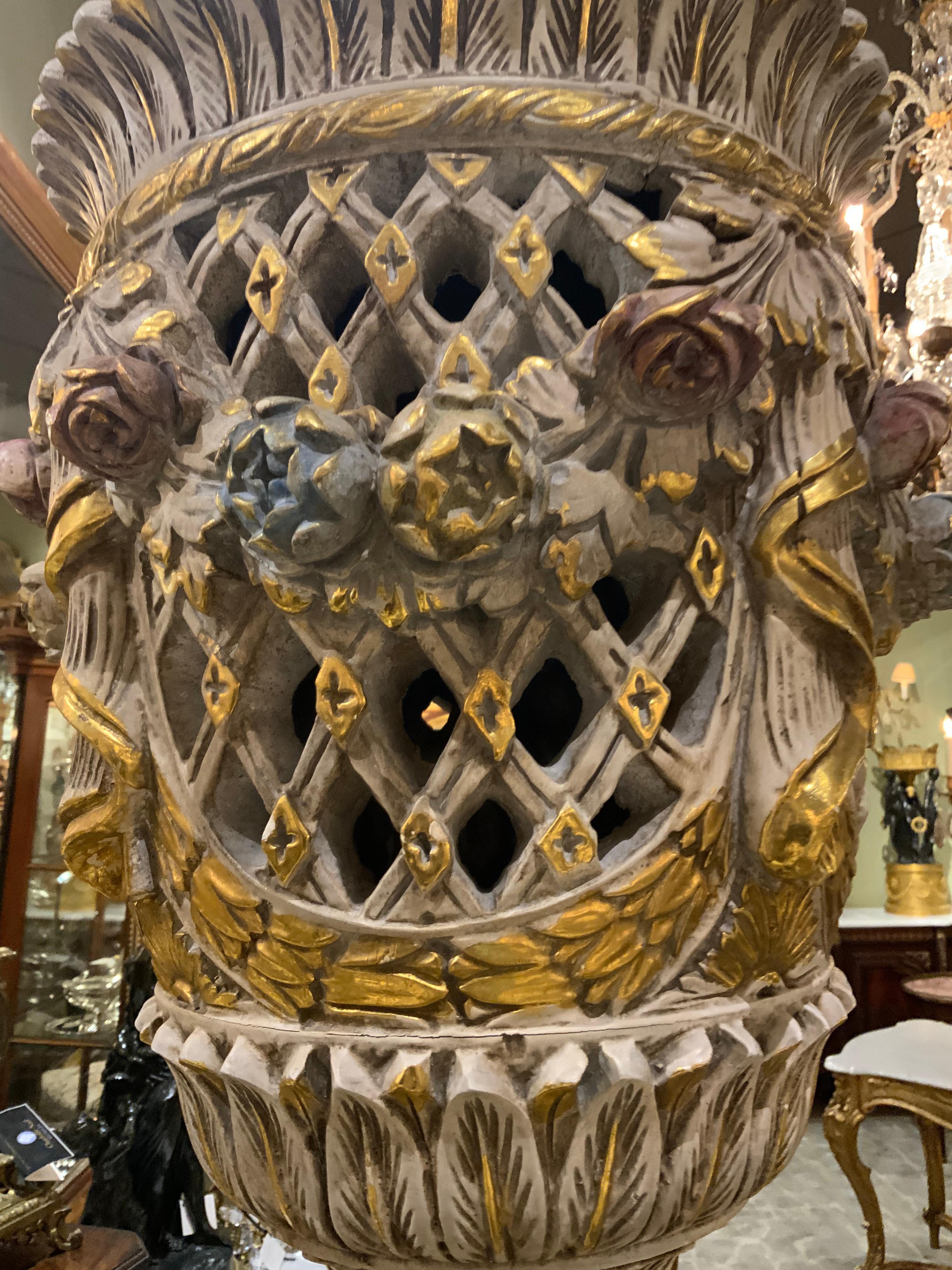 20ième siècle Grandes torchères italiennes polychromées sculptées en bois doré en vente