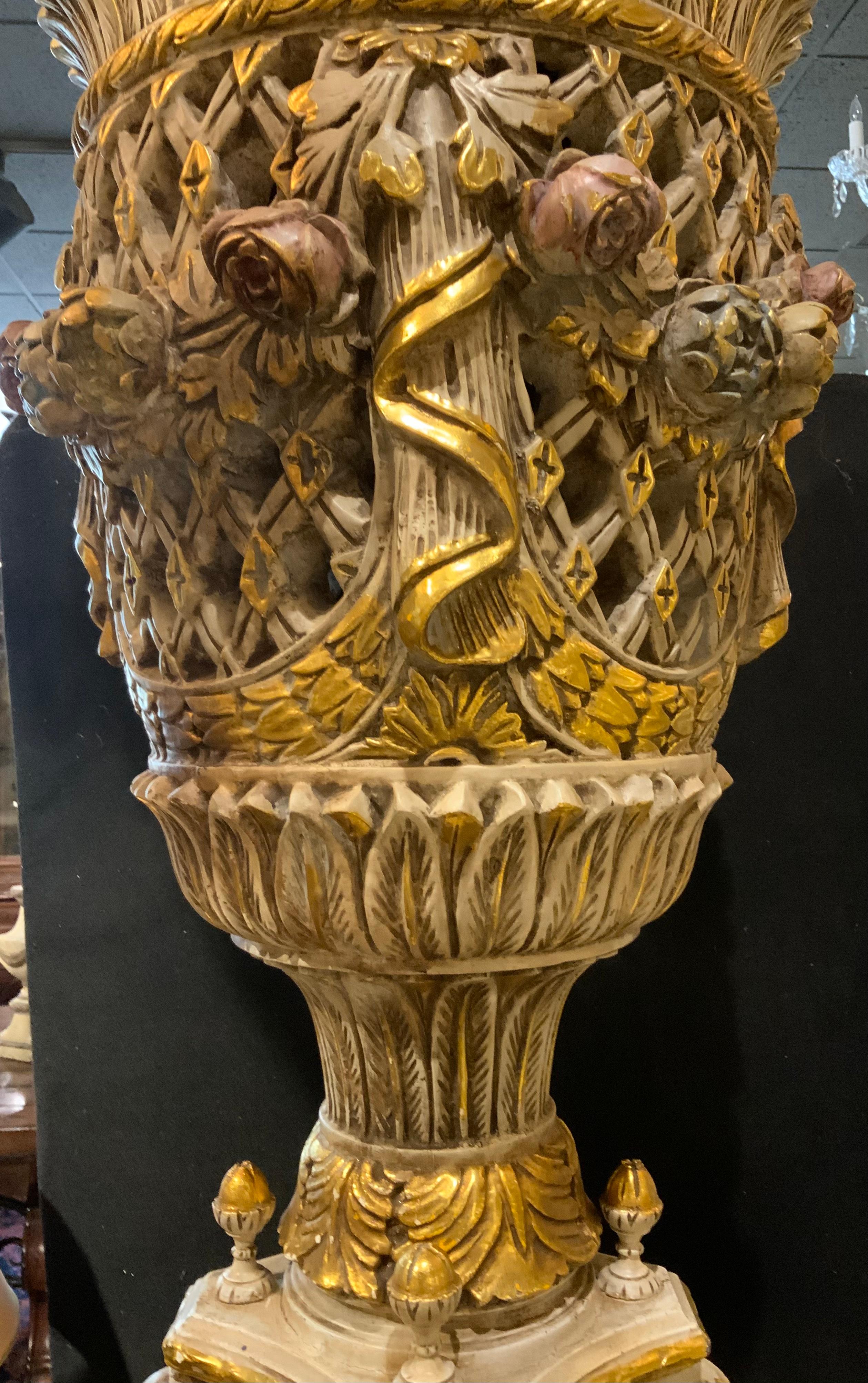 Große italienische polychrom geschnitzte Fackeln aus vergoldetem Holz (20. Jahrhundert)