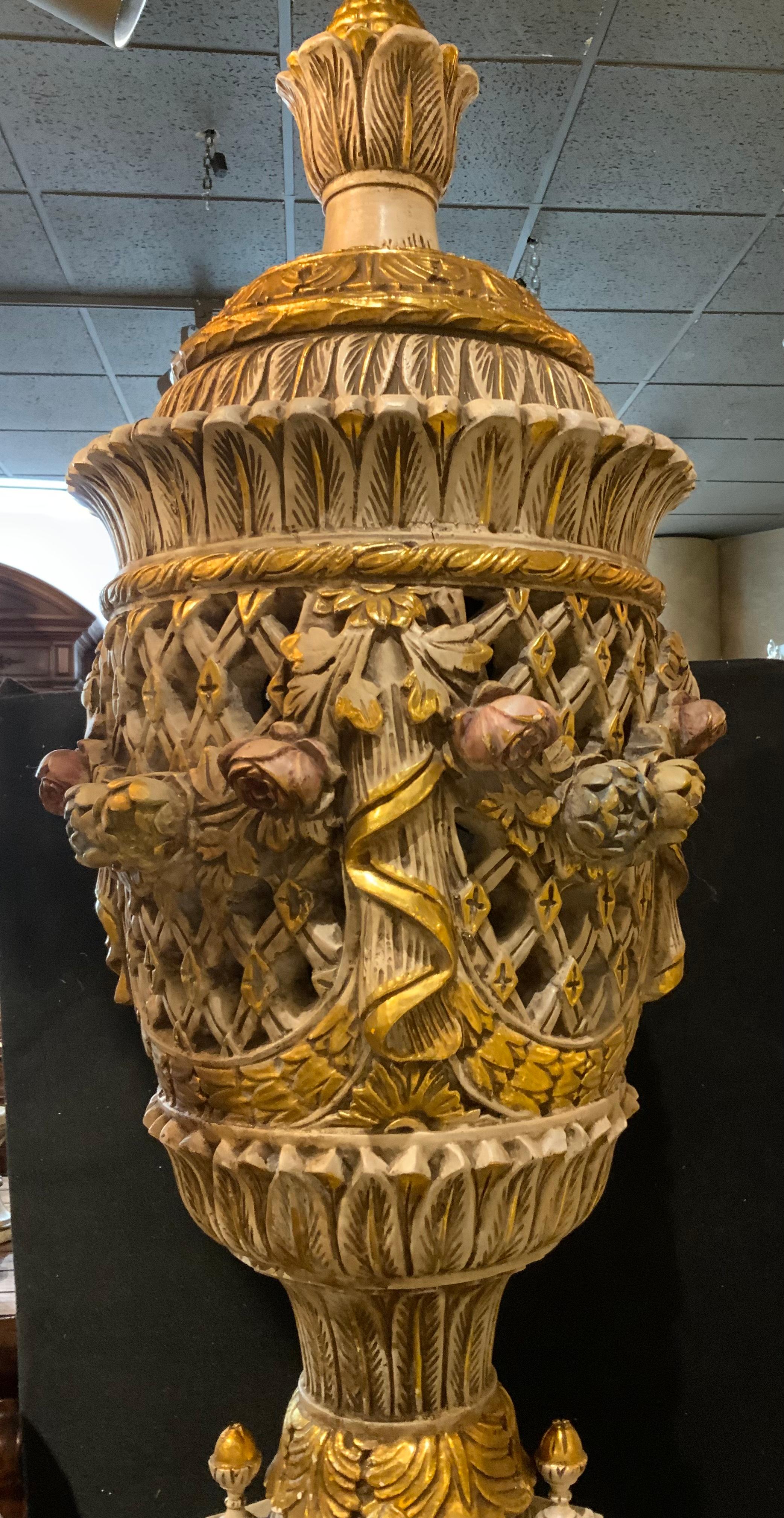 Grandes torchères italiennes polychromées sculptées en bois doré en vente 1