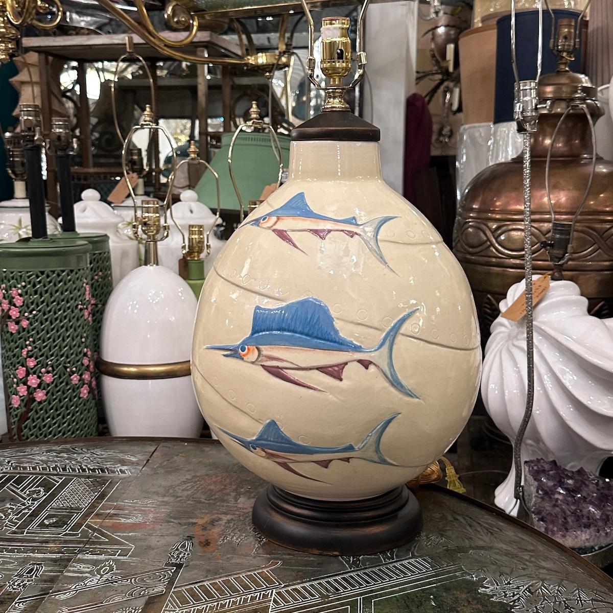 Gran lámpara italiana de porcelana con peces Italiano en venta