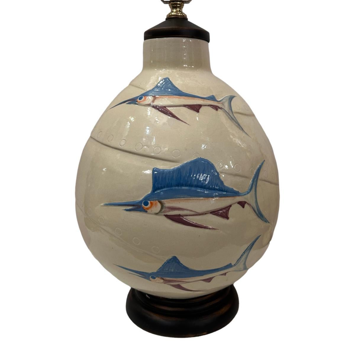 Gran lámpara italiana de porcelana con peces en Bueno estado para la venta en New York, NY