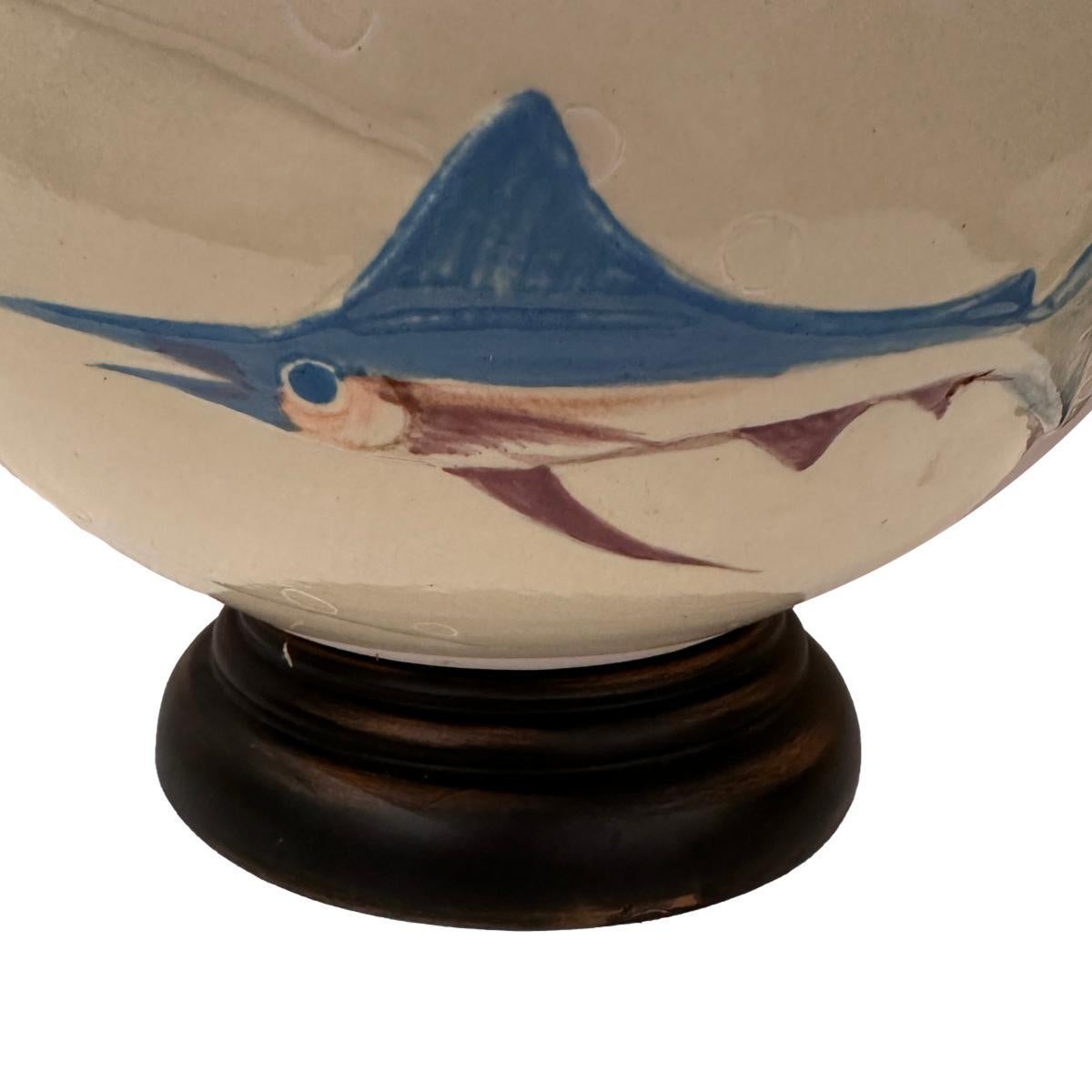 Gran lámpara italiana de porcelana con peces mediados del siglo XX en venta