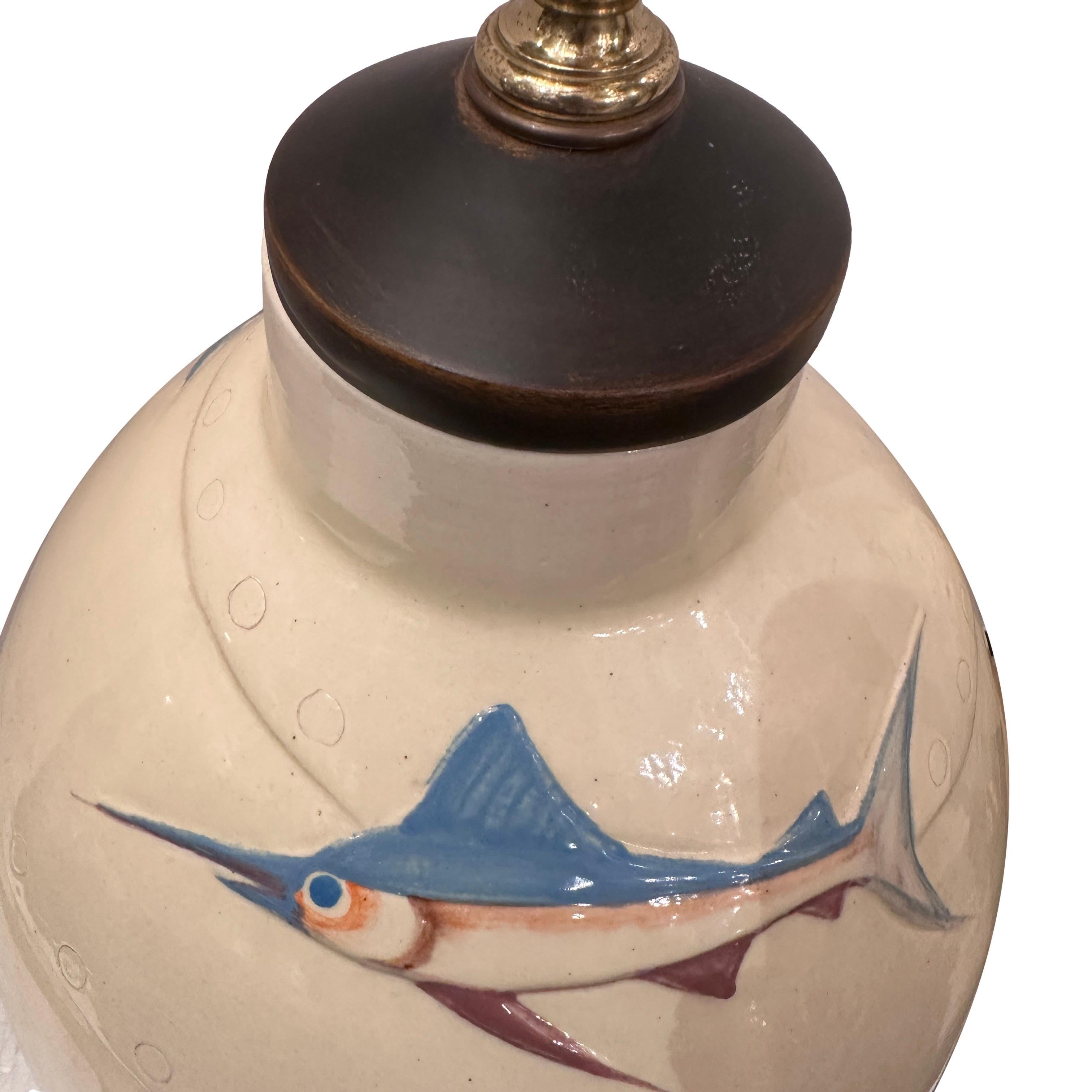Gran lámpara italiana de porcelana con peces en venta 1