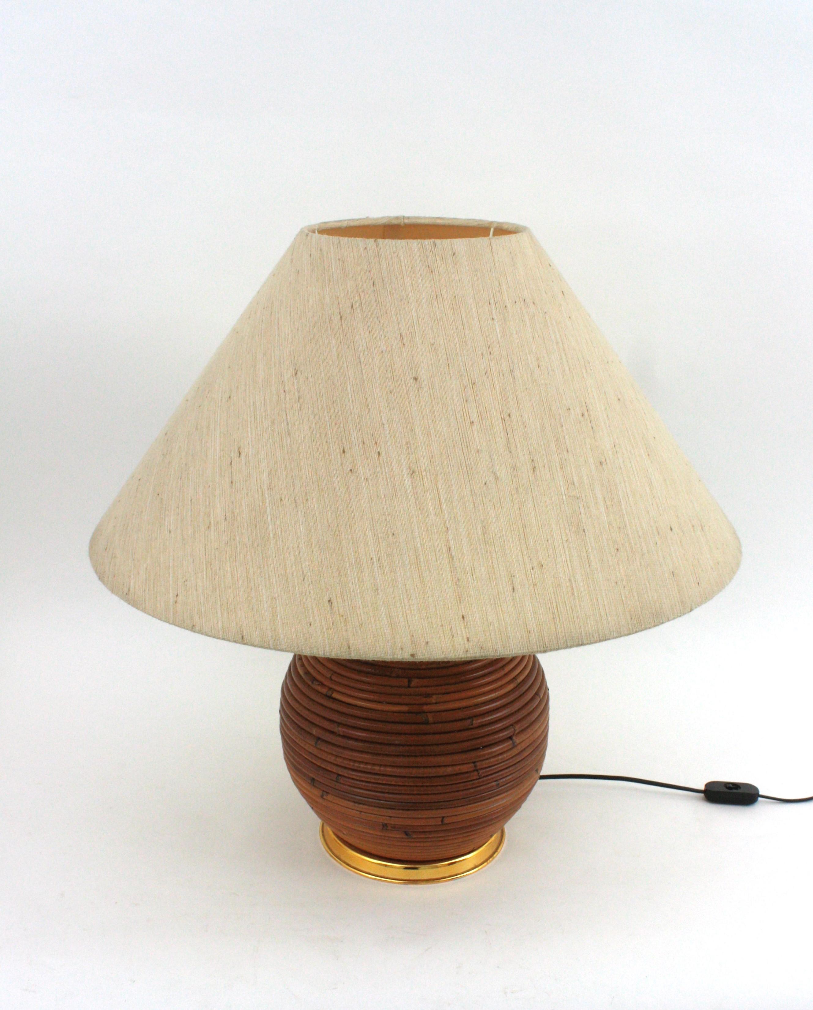 Grande lampe de bureau italienne en rotin et boules de laiton, années 1970 en vente 6