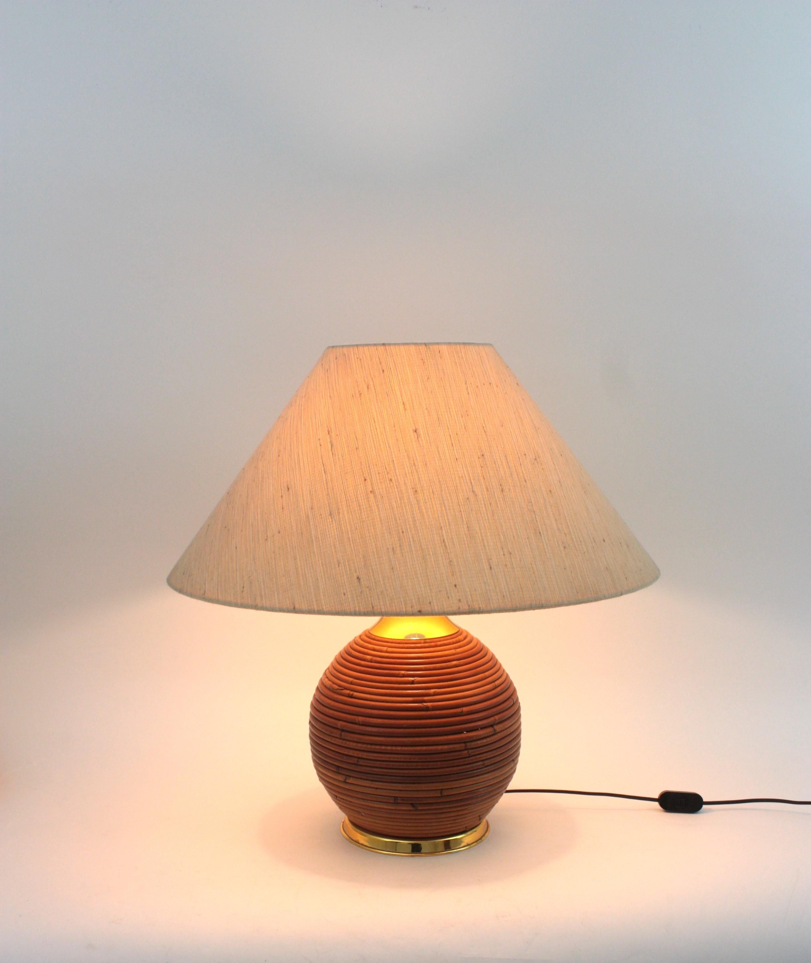 Grande lampe de bureau italienne en rotin et boules de laiton, années 1970 en vente 7