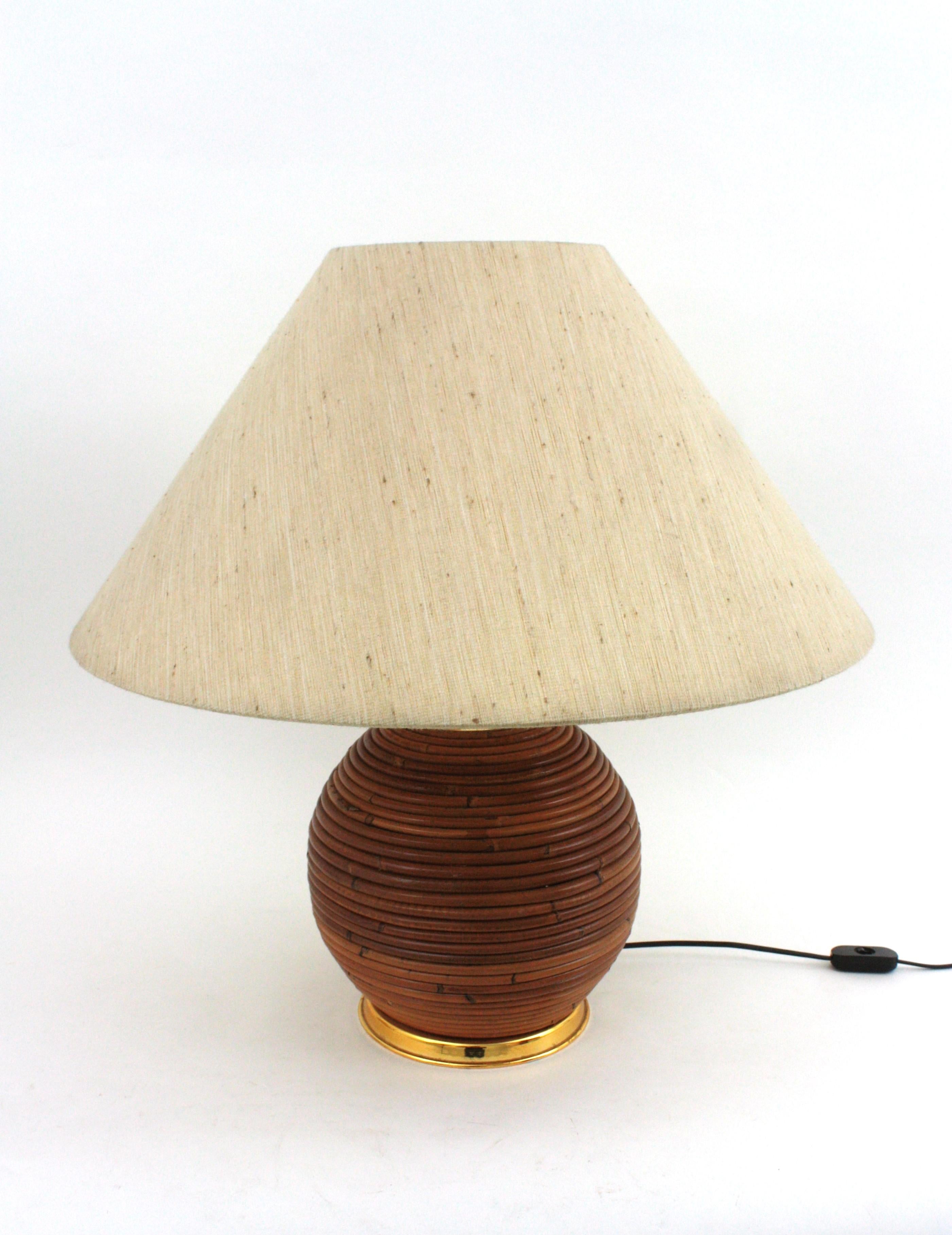 Large Italian Rattan and Brass Ball Table Lamp, 1970s In Good Condition For Sale In Barcelona, ES