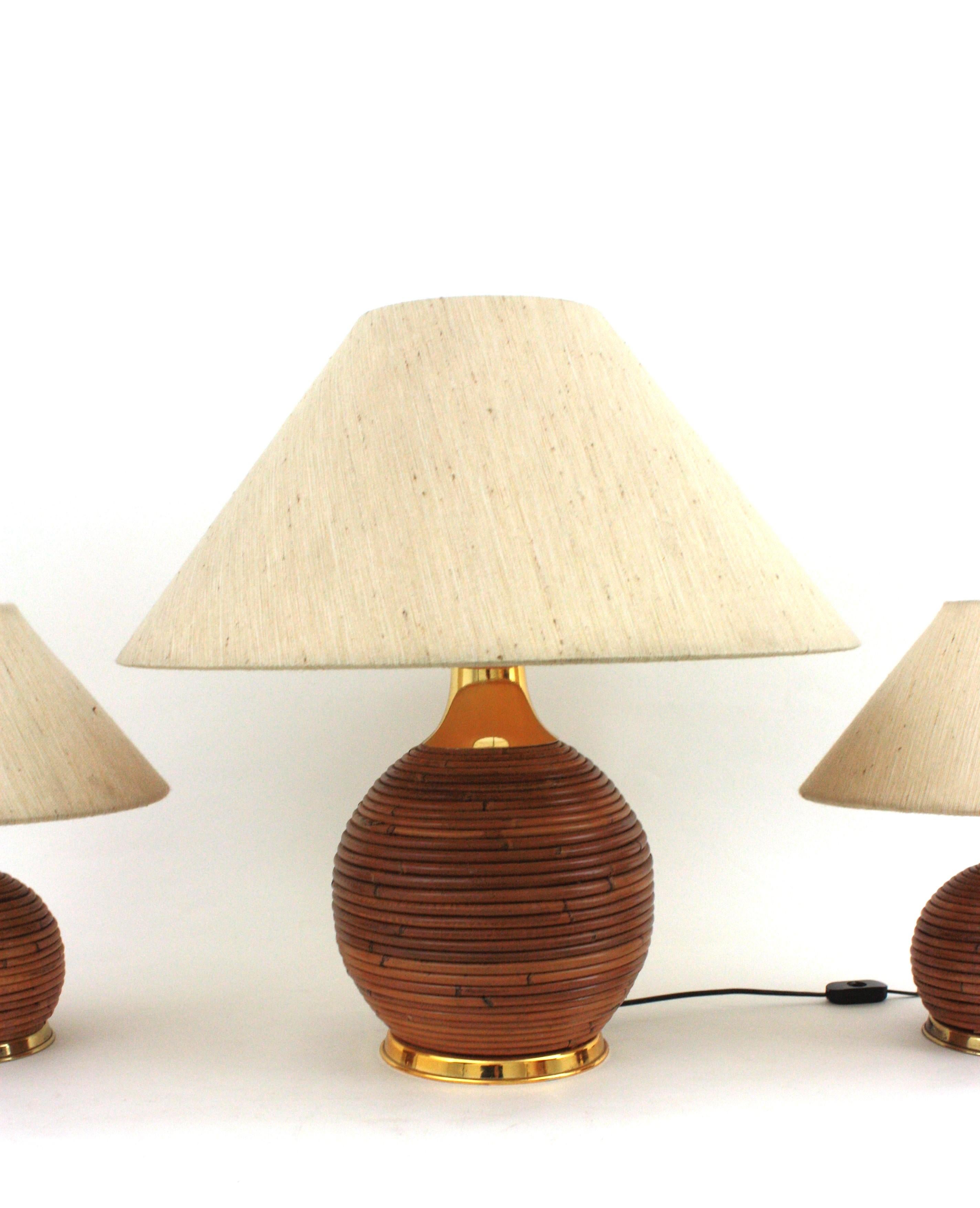 Large Italian Rattan and Brass Ball Table Lamp, 1970s For Sale 1