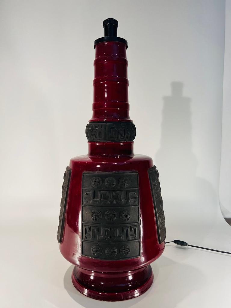 Autre Grande lampe de table italienne en céramique Art Déco rouge intense, circa 1930. en vente