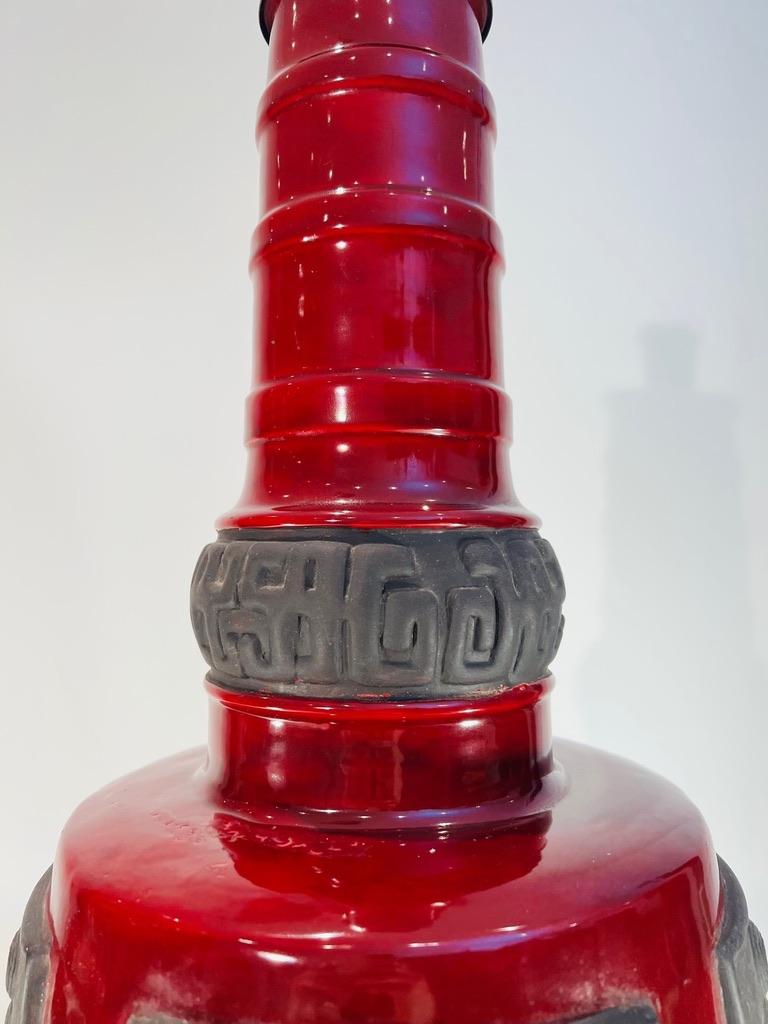 Large italian red intense Art Deco ceramic table lamp circa 1930. In Good Condition For Sale In Rio De Janeiro, RJ