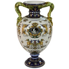 Grand vase en faïence de style Renaissance italienne avec poignées en forme de serpent par Gien