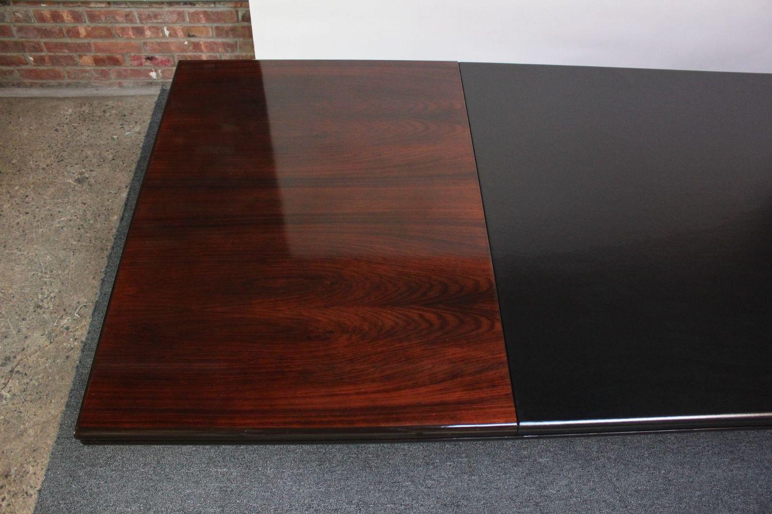 Cuir Grande table de conférence/bureau italienne en bois de rose et cuir par Hans Von Klier en vente