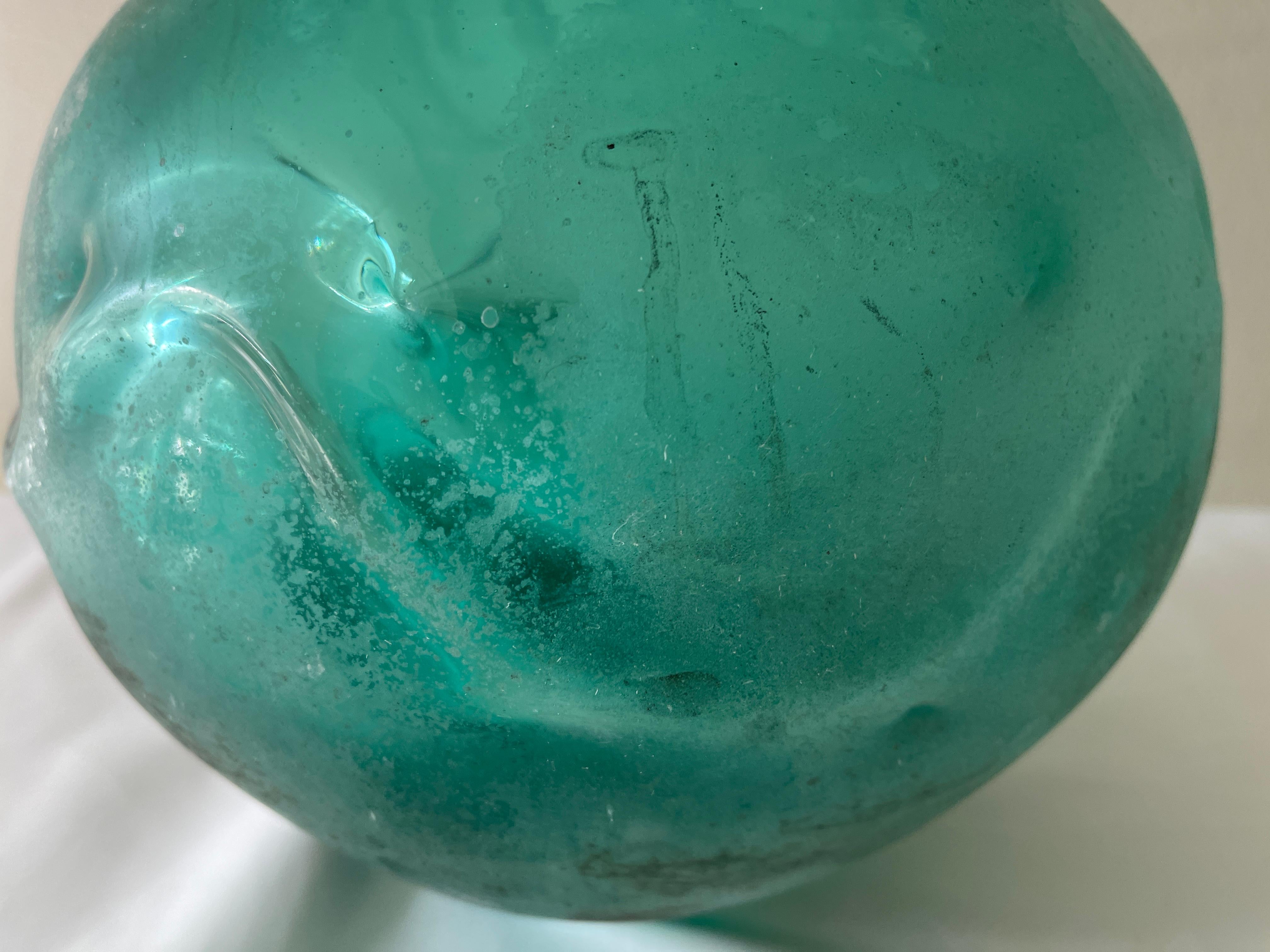 Große italienische Scavo Corroso-Urnenvase aus Aquamaringlas (Geblasenes Glas) im Angebot