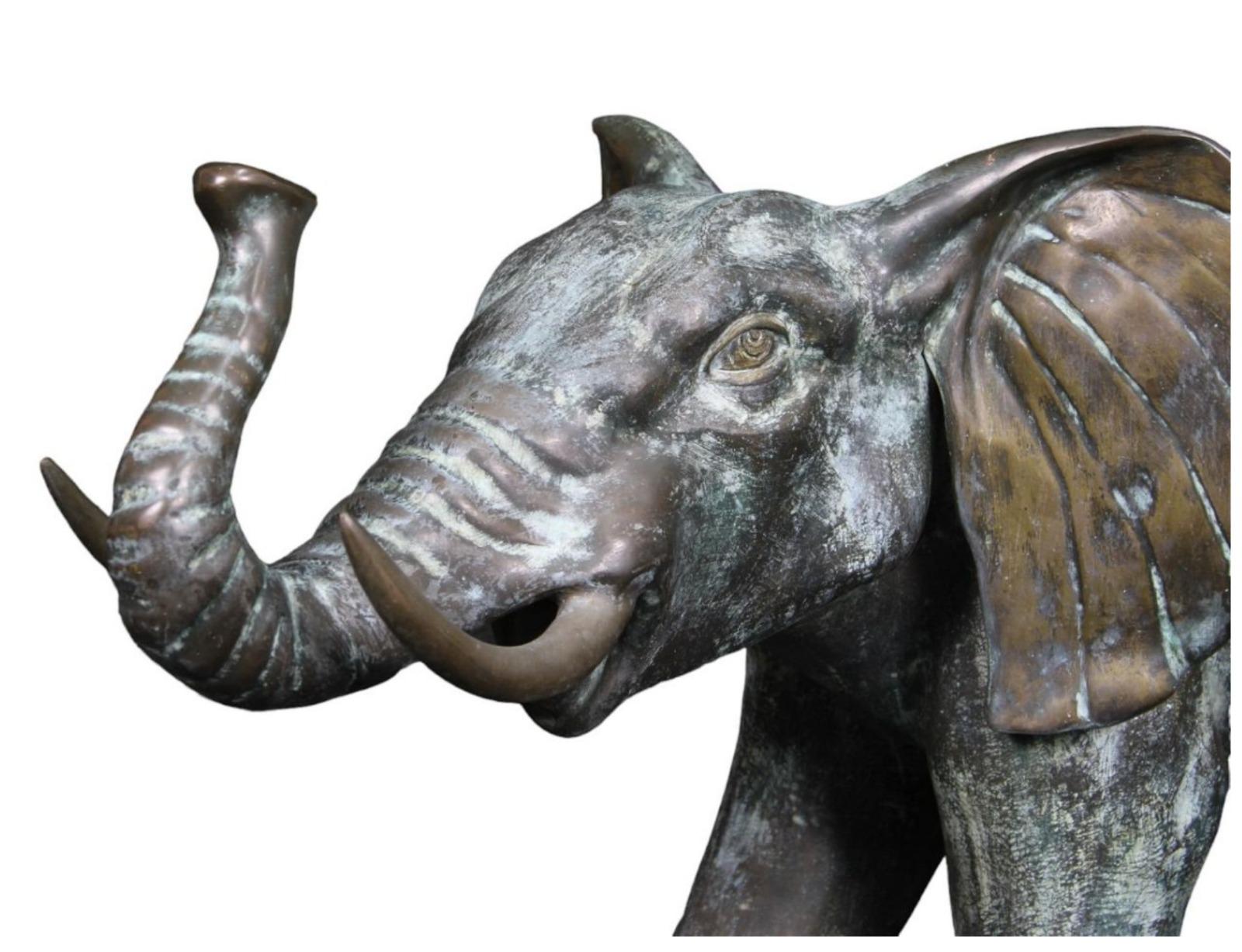 Autre Grande sculpture italienneéléphante 19ème siècle en bronze patiné  en vente